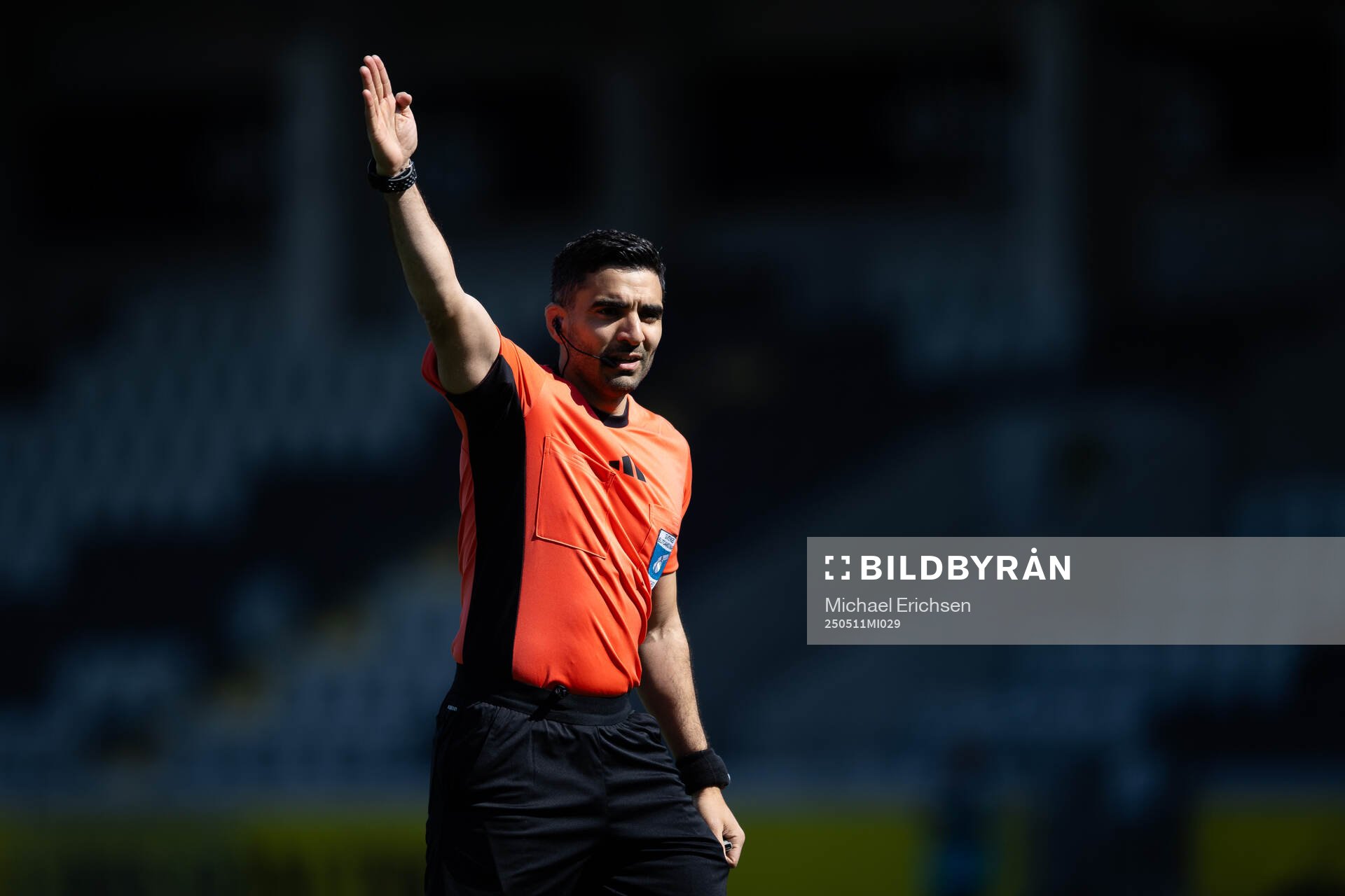 Domare George Jansizian under fotbollsmatchen i Damallsvenskan mellan Häcken och Brommapojkarna den 11 maj 2025 i Göteborg. 