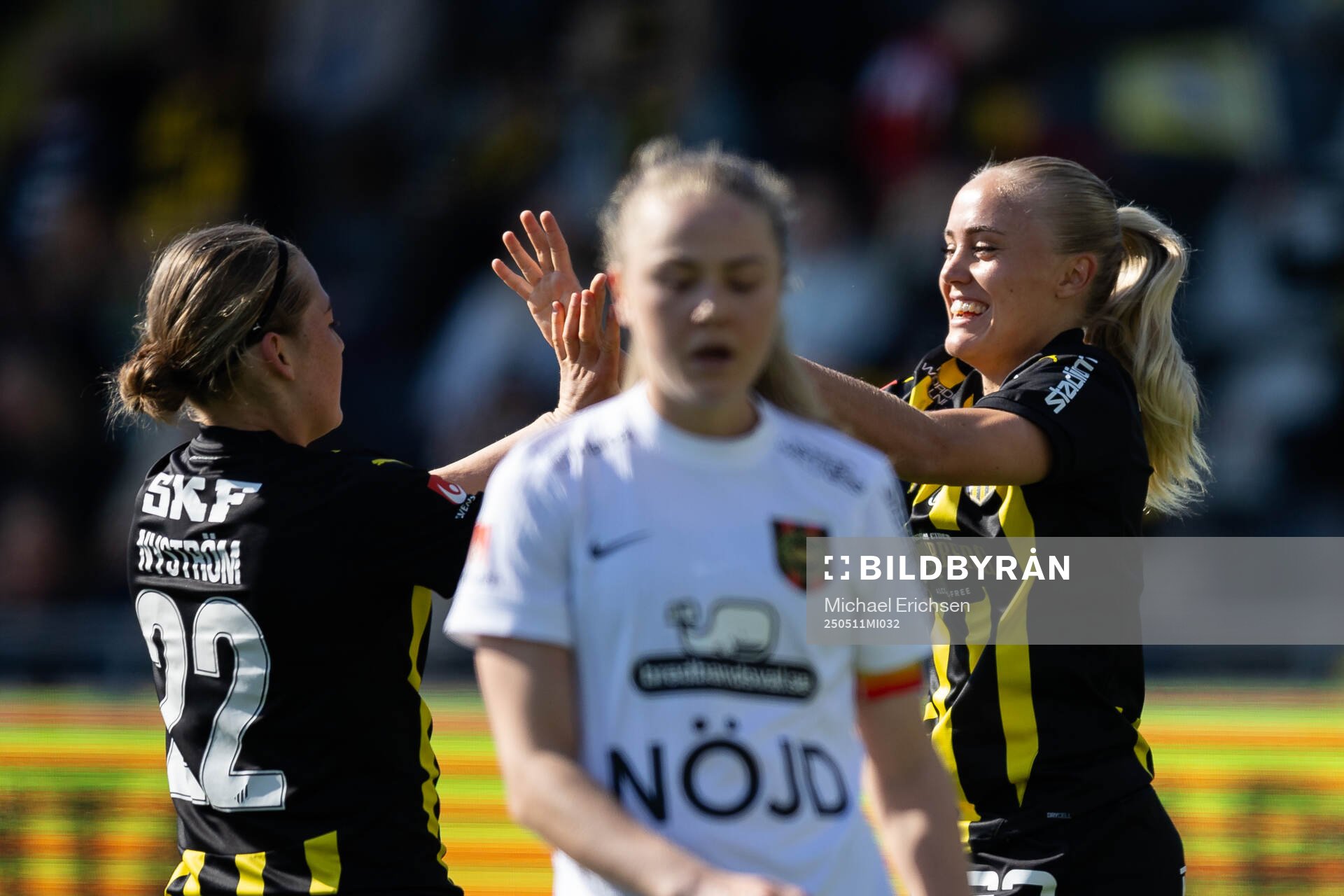 Häckens Alva Selerud jublar ihop med Paulina Nyström efter 6-1 under fotbollsmatchen i Damallsvenskan mellan Häcken och Brommapojkarna den 11 maj 2025 i Göteborg.