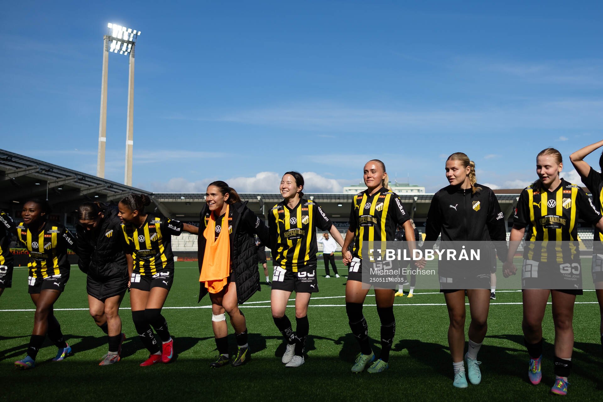 Häckens spelare jublar och tackar publiken efter fotbollsmatchen i Damallsvenskan mellan Häcken och Brommapojkarna den 11 maj 2025 i Göteborg.