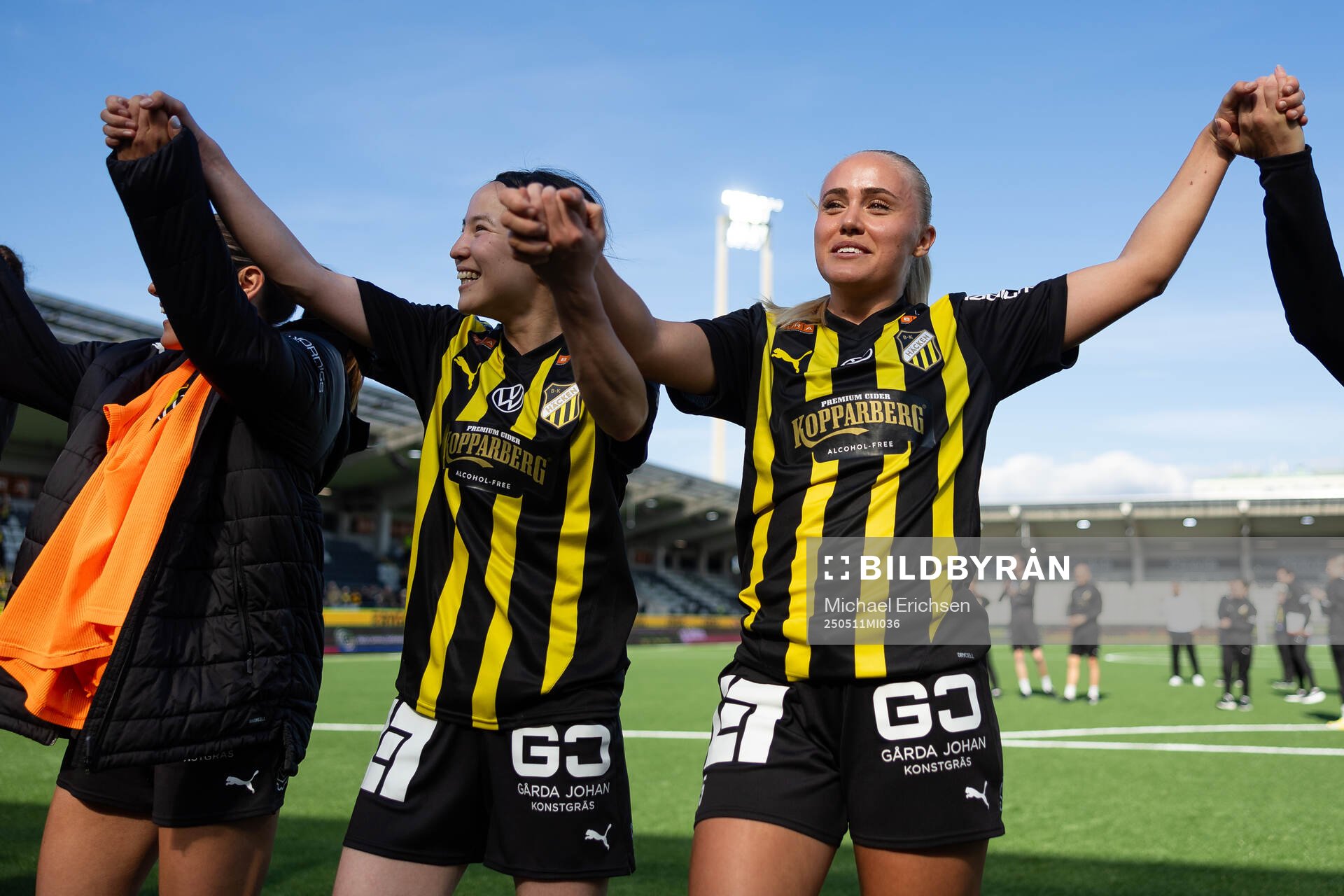 Häckens Hikaru Kitagawa och Alva Selerud jublar och tackar publiken efter fotbollsmatchen i Damallsvenskan mellan Häcken och Brommapojkarna den 11 maj 2025 i Göteborg.