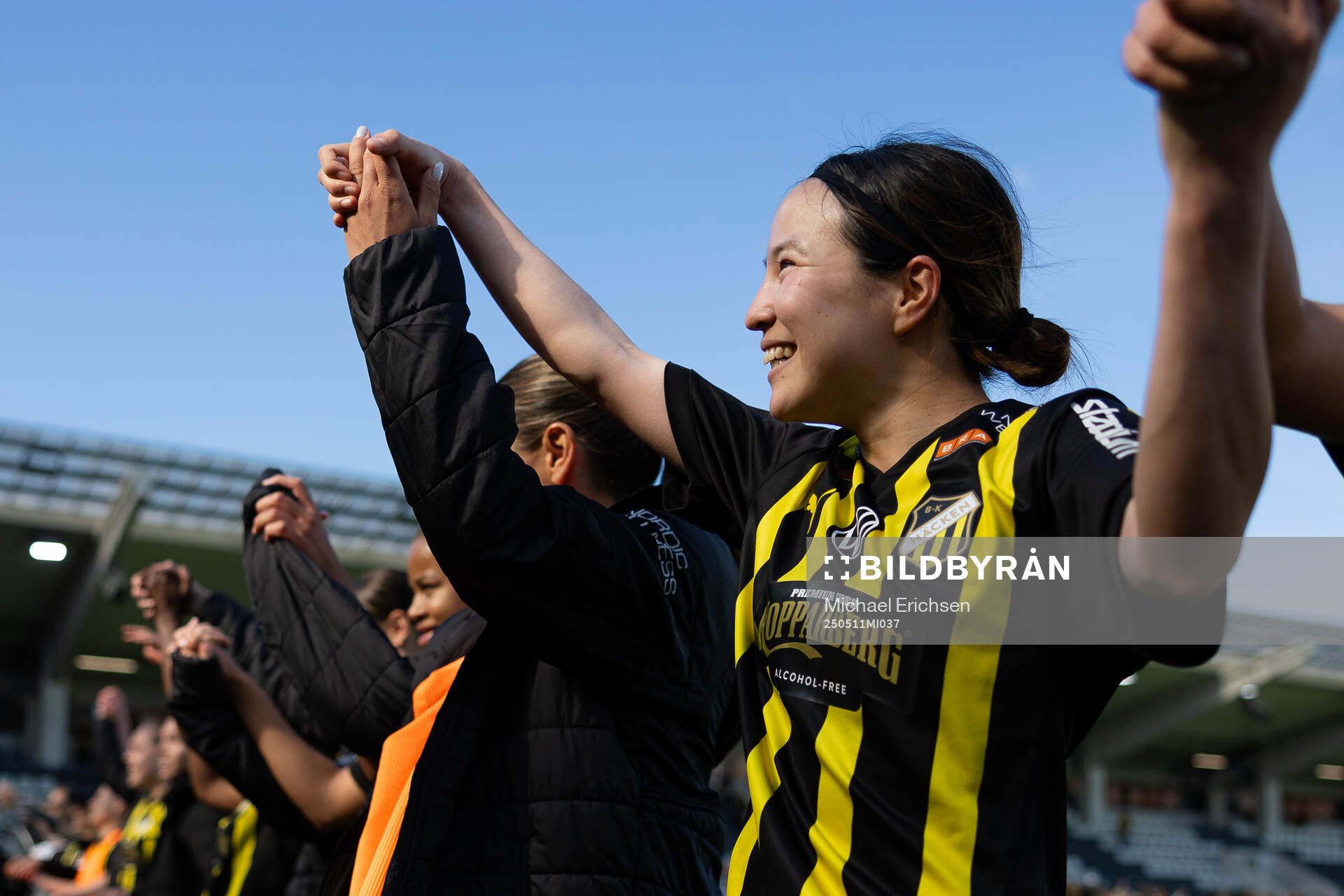 Häckens Hikaru Kitagawa jublar och tackar publiken efter fotbollsmatchen i Damallsvenskan mellan Häcken och Brommapojkarna den 11 maj 2025 i Göteborg.