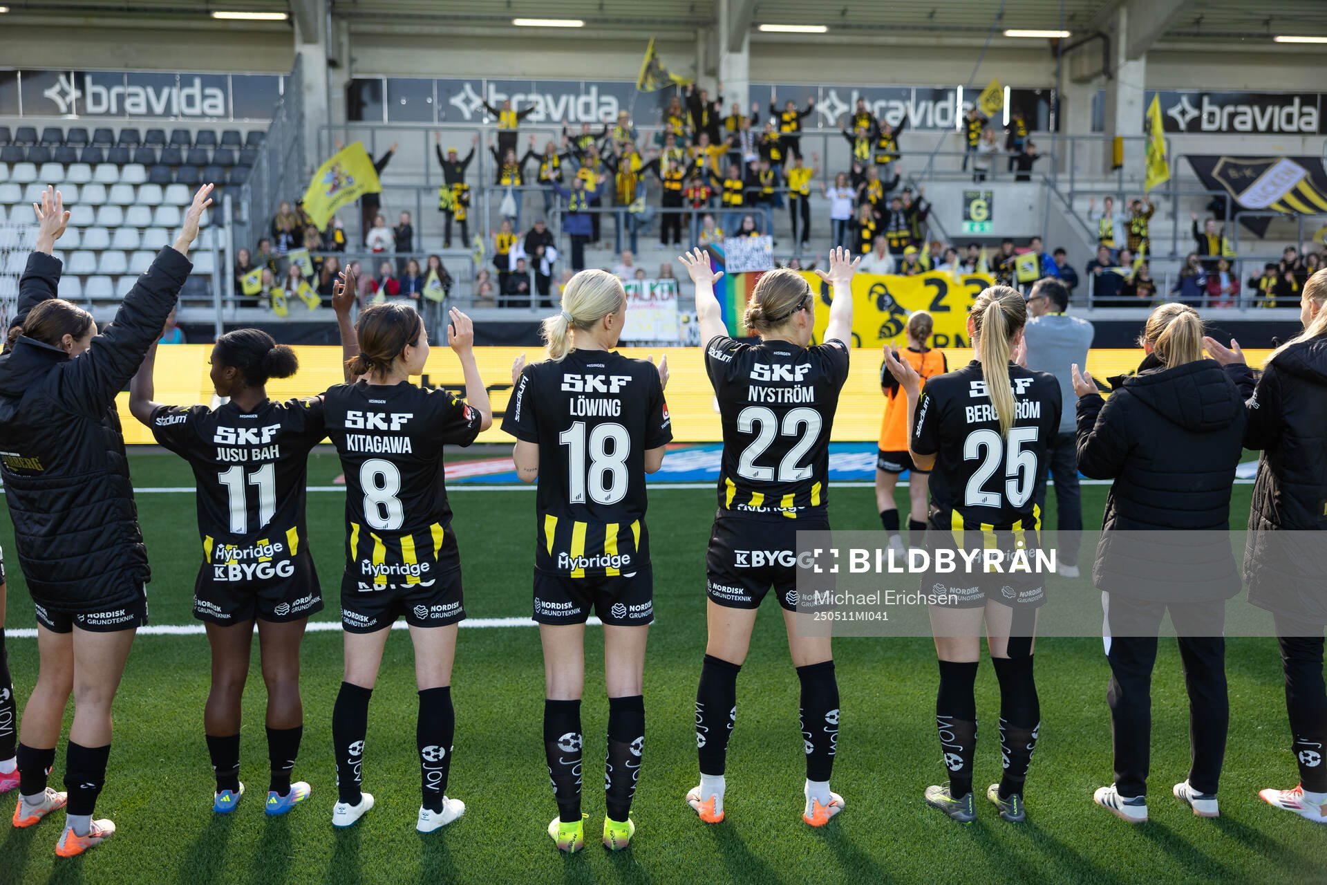 Häckens spelare jublar och tackar klacken efter fotbollsmatchen i Damallsvenskan mellan Häcken och Brommapojkarna den 11 maj 2025 i Göteborg.