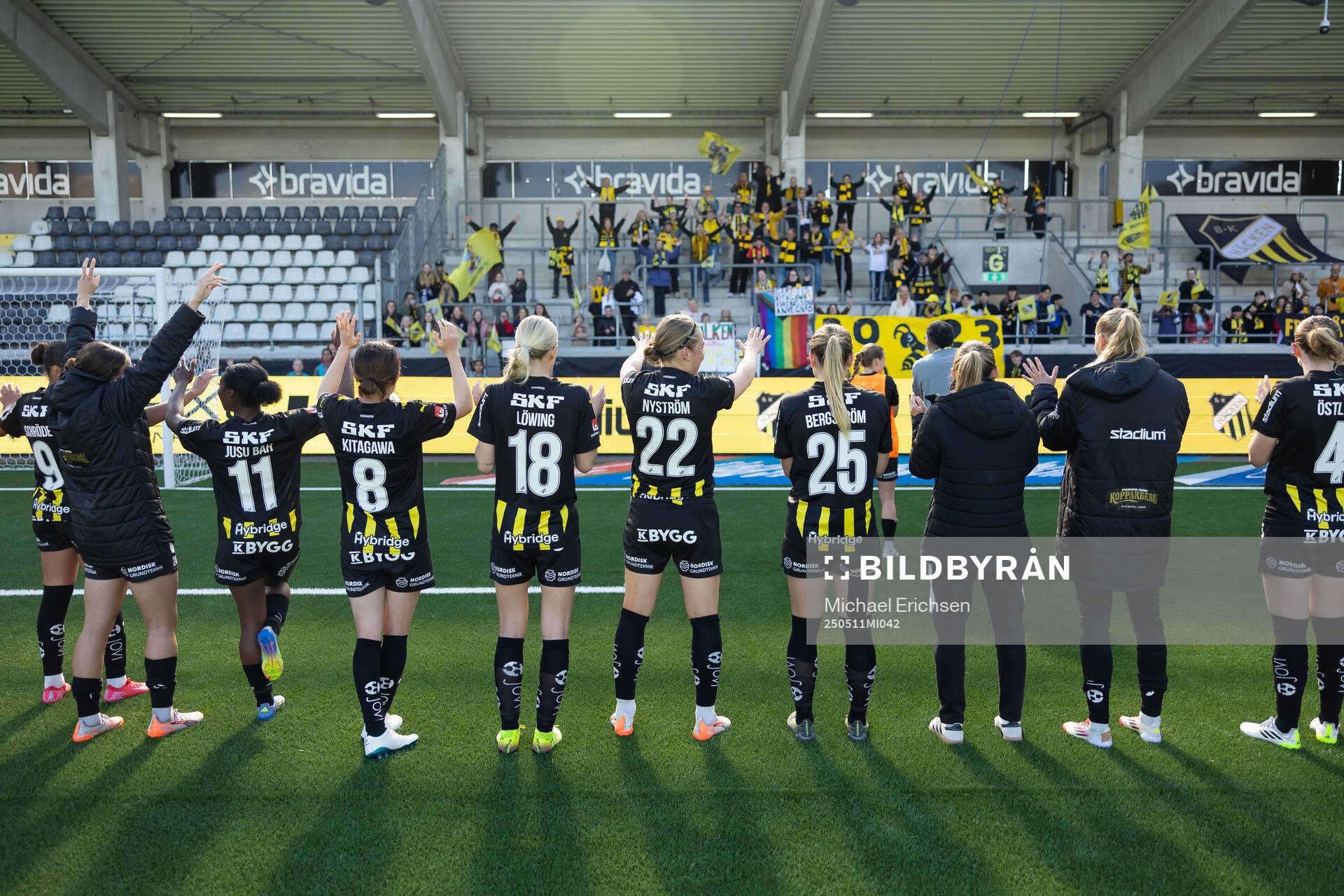Häckens spelare jublar och tackar klacken efter fotbollsmatchen i Damallsvenskan mellan Häcken och Brommapojkarna den 11 maj 2025 i Göteborg.