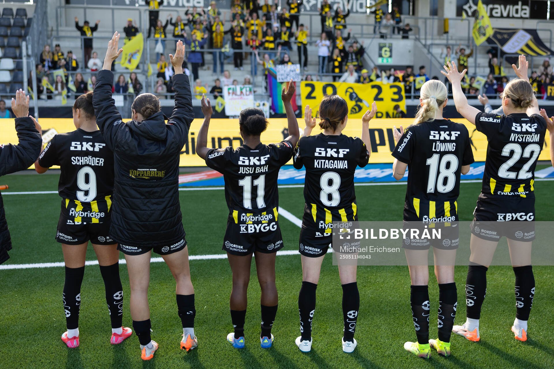 Häckens spelare jublar och tackar klacken efter fotbollsmatchen i Damallsvenskan mellan Häcken och Brommapojkarna den 11 maj 2025 i Göteborg.