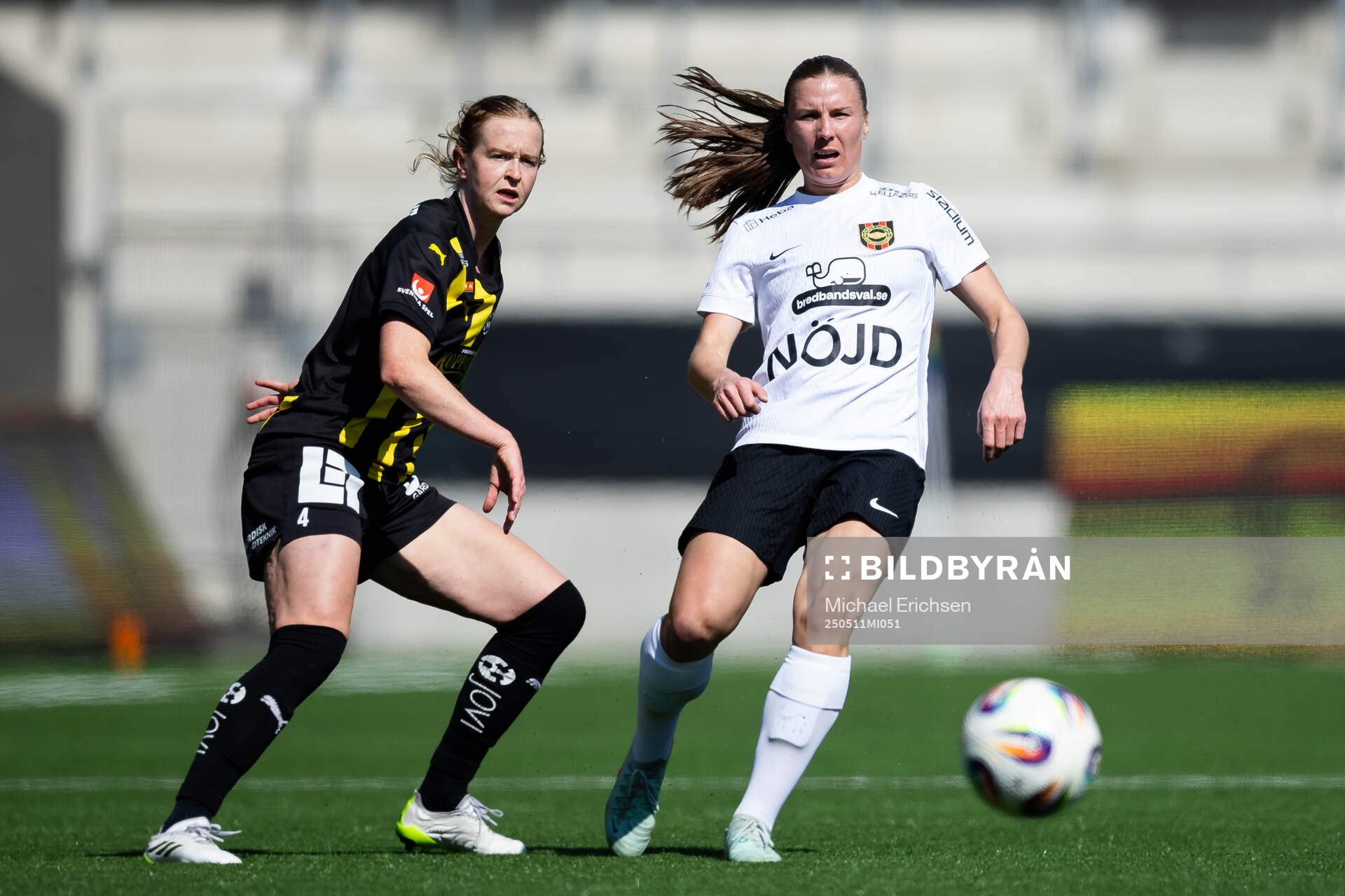 Häckens Emma Östlund och Brommapojkarnas Louise Lillbäck under fotbollsmatchen i Damallsvenskan mellan Häcken och Brommapojkarna den 11 maj 2025 i Göteborg.