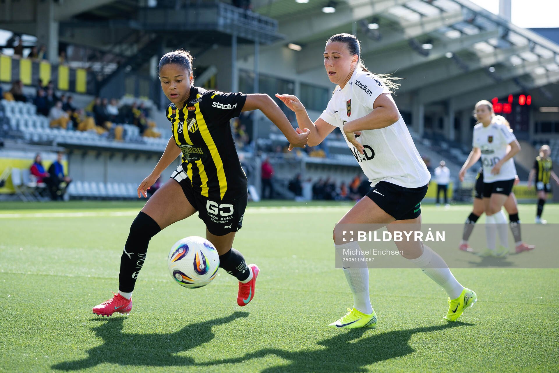 Häckens Felicia Schröder och Brommapojkarnas Emilia Hjertberg under fotbollsmatchen i Damallsvenskan mellan Häcken och Brommapojkarna den 11 maj 2025 i Göteborg.