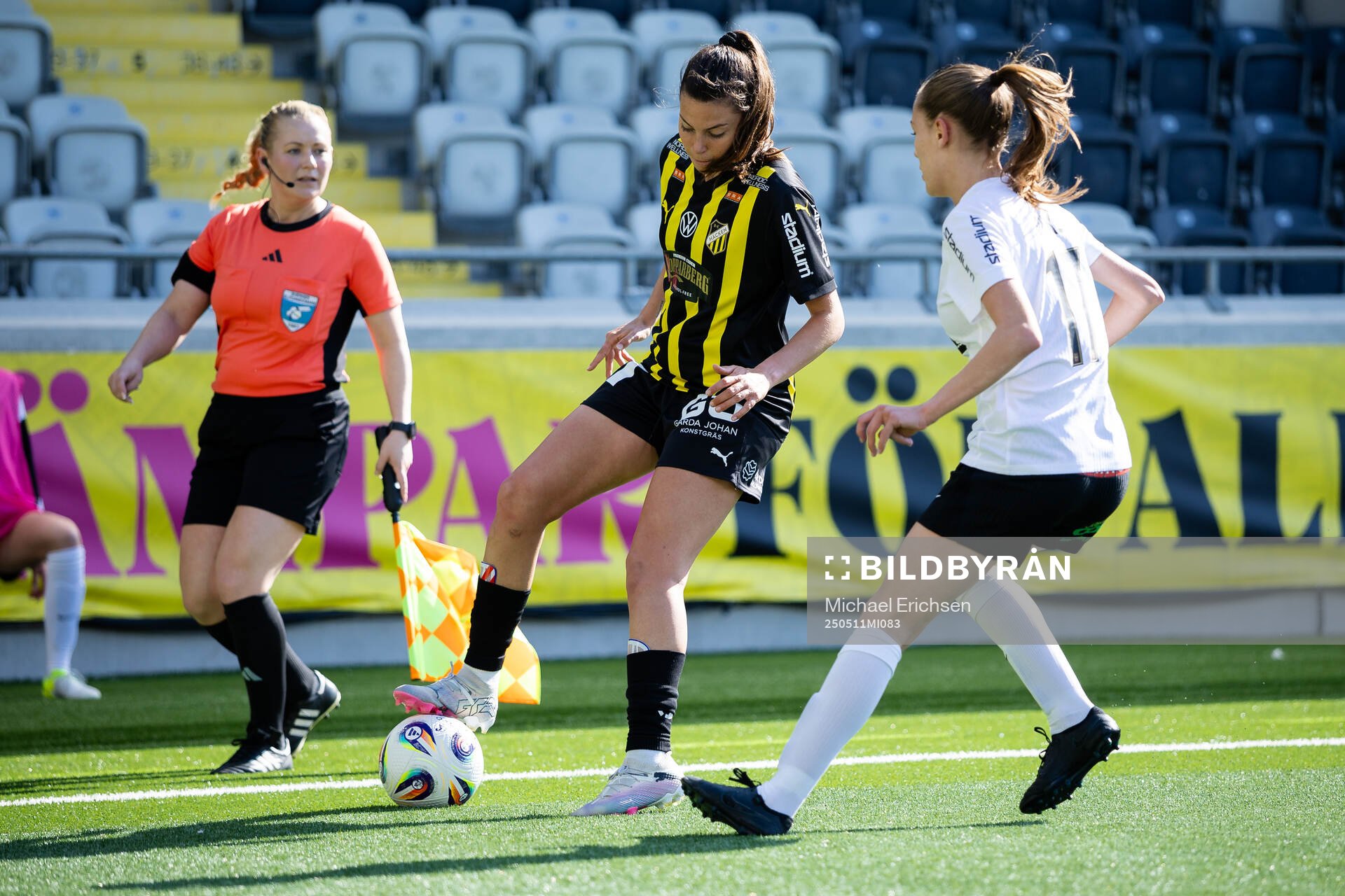 Häckens Helena Sampaio och Brommapojkarnas Augusta Priks under fotbollsmatchen i Damallsvenskan mellan Häcken och Brommapojkarna den 11 maj 2025 i Göteborg.