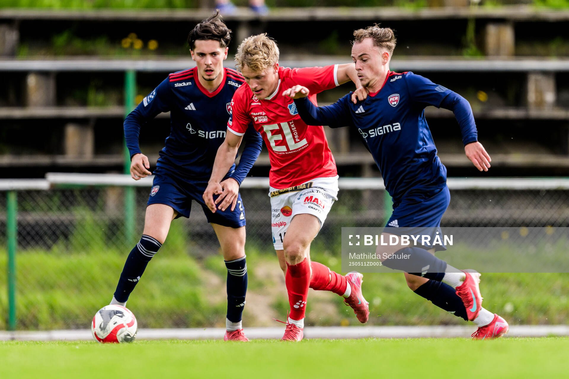 Rosengårds Adrian Colak och Alexander Robért och Norrbys Olle Backlund under fotbollsmatchen i Ettan södra mellan Rosengård och Norrby den 11 maj 2025 i Malmö.