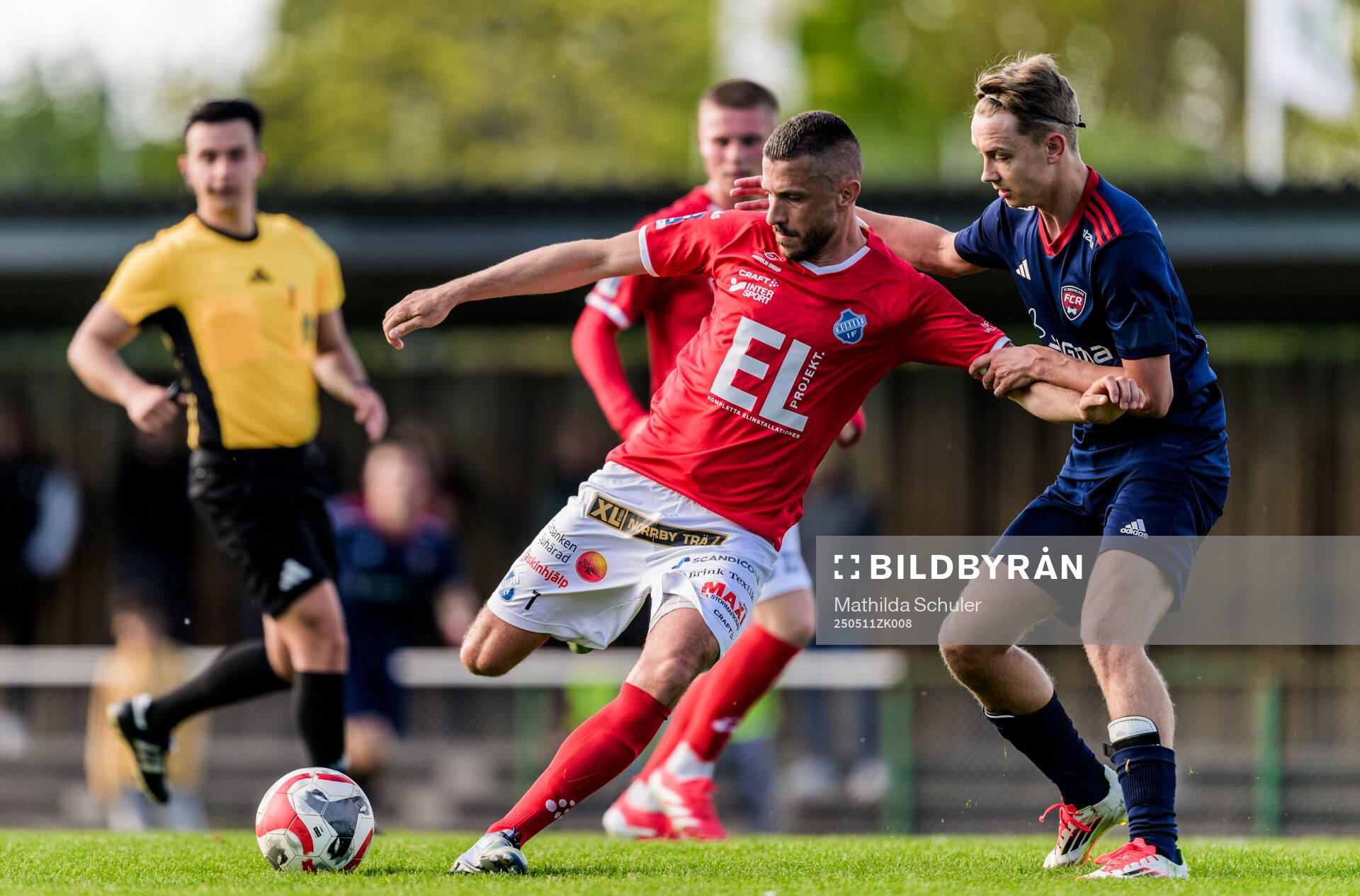 Norrbys Alen Krasnici och Rosengårds Isak Magnusson under fotbollsmatchen i Ettan södra mellan Rosengård och Norrby den 11 maj 2025 i Malmö.
