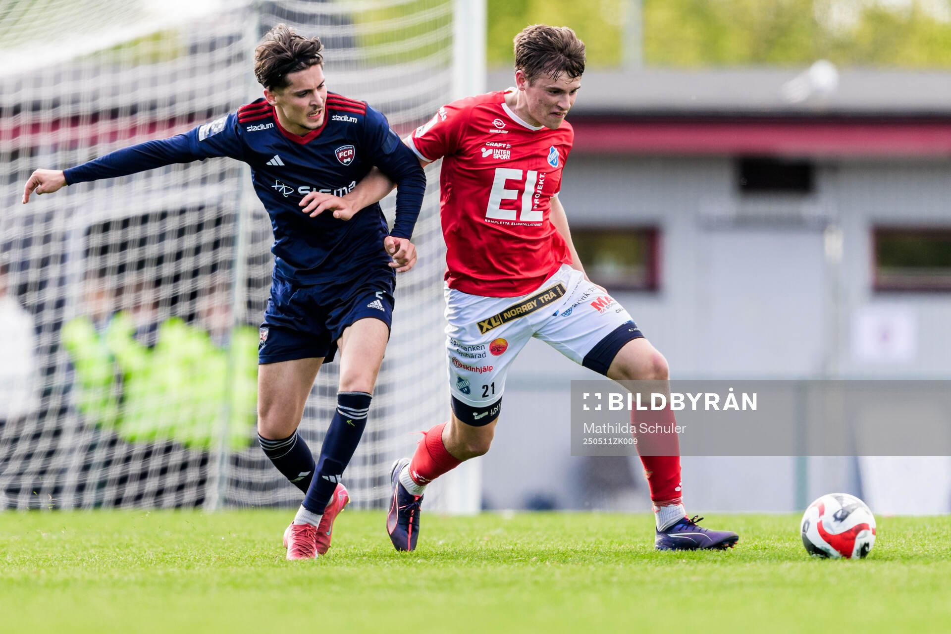 Rosengårds Adrian Colak och Norrbys Max Andersson under fotbollsmatchen i Ettan södra mellan Rosengård och Norrby den 11 maj 2025 i Malmö.