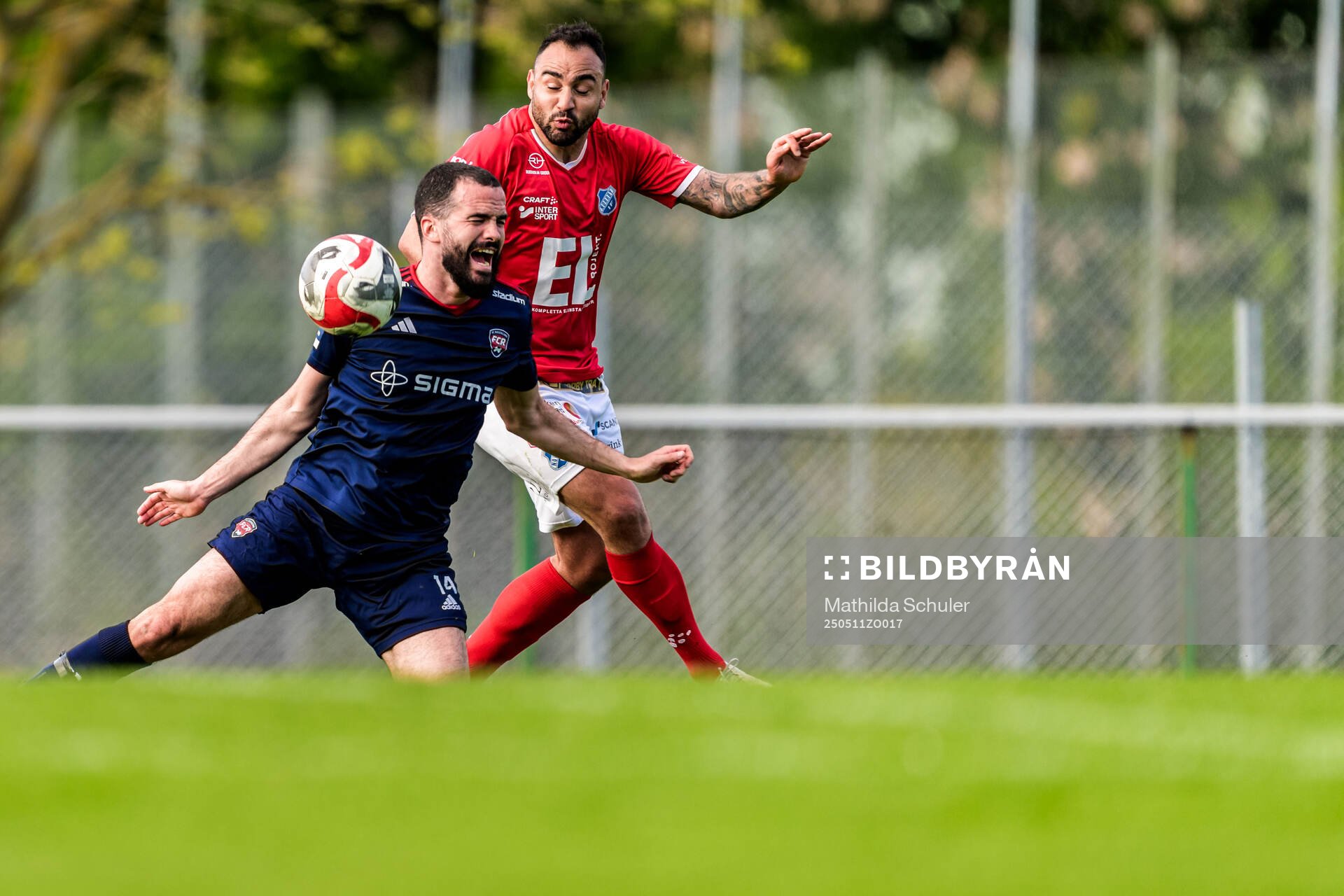 Rosengårds Granit Stagova och Norrbys Richard Yarsuvat under fotbollsmatchen i Ettan södra mellan Rosengård och Norrby den 11 maj 2025 i Malmö.