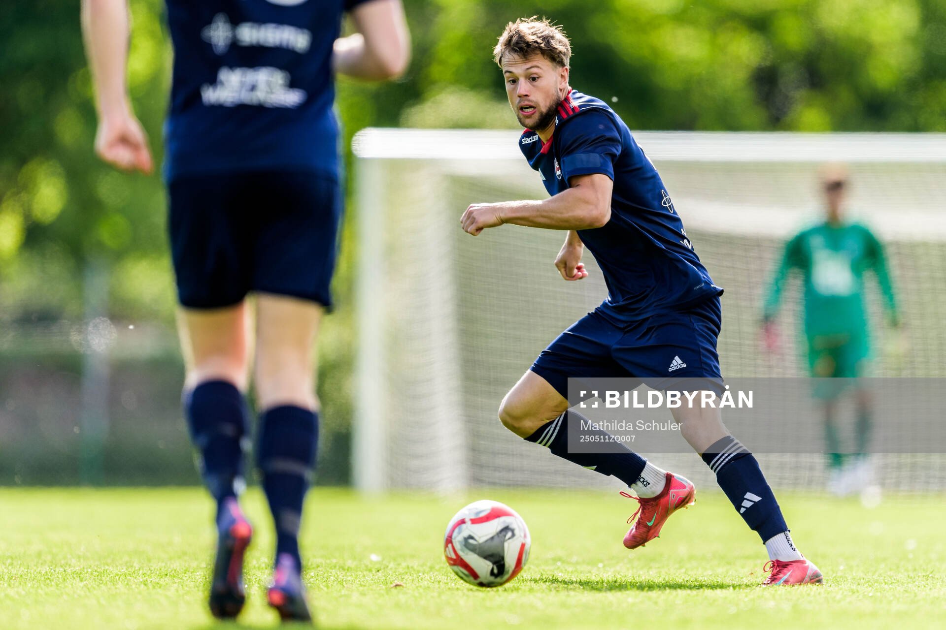 Rosengårds Mattias Andersson under fotbollsmatchen i Ettan södra mellan Rosengård och Norrby den 11 maj 2025 i Malmö. 