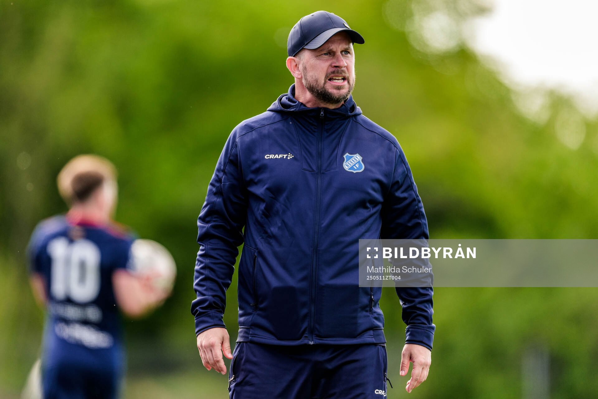 Norrbys tränare Marcus Översjö under fotbollsmatchen i Ettan södra mellan Rosengård och Norrby den 11 maj 2025 i Malmö. 