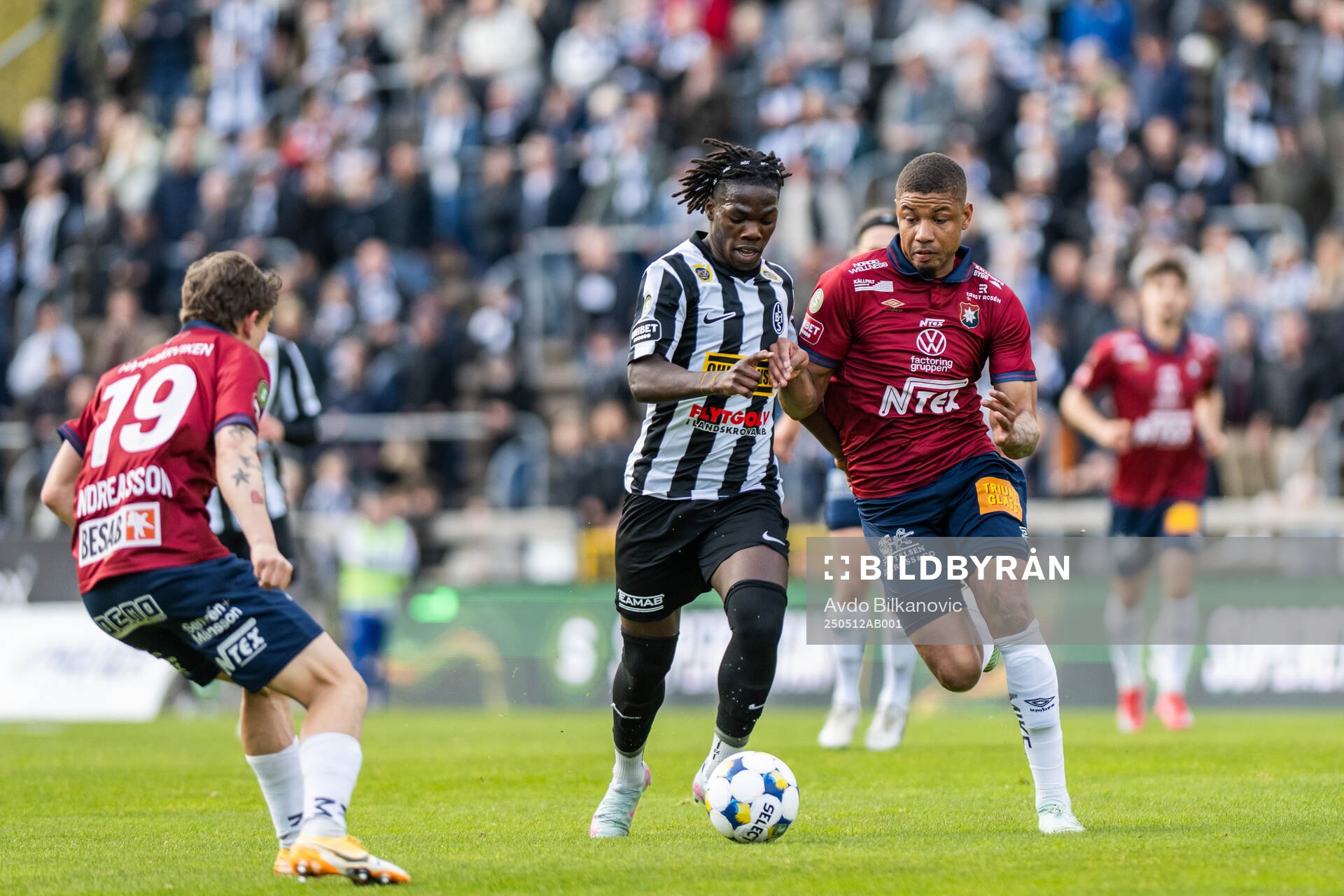 Landskronas Xavier Odhiambo och Örgrytes Mikael Dyrestam under fotbollsmatchen i Superettan mellan Landskrona och Örgryte den 12 maj 2025 i Landskrona.