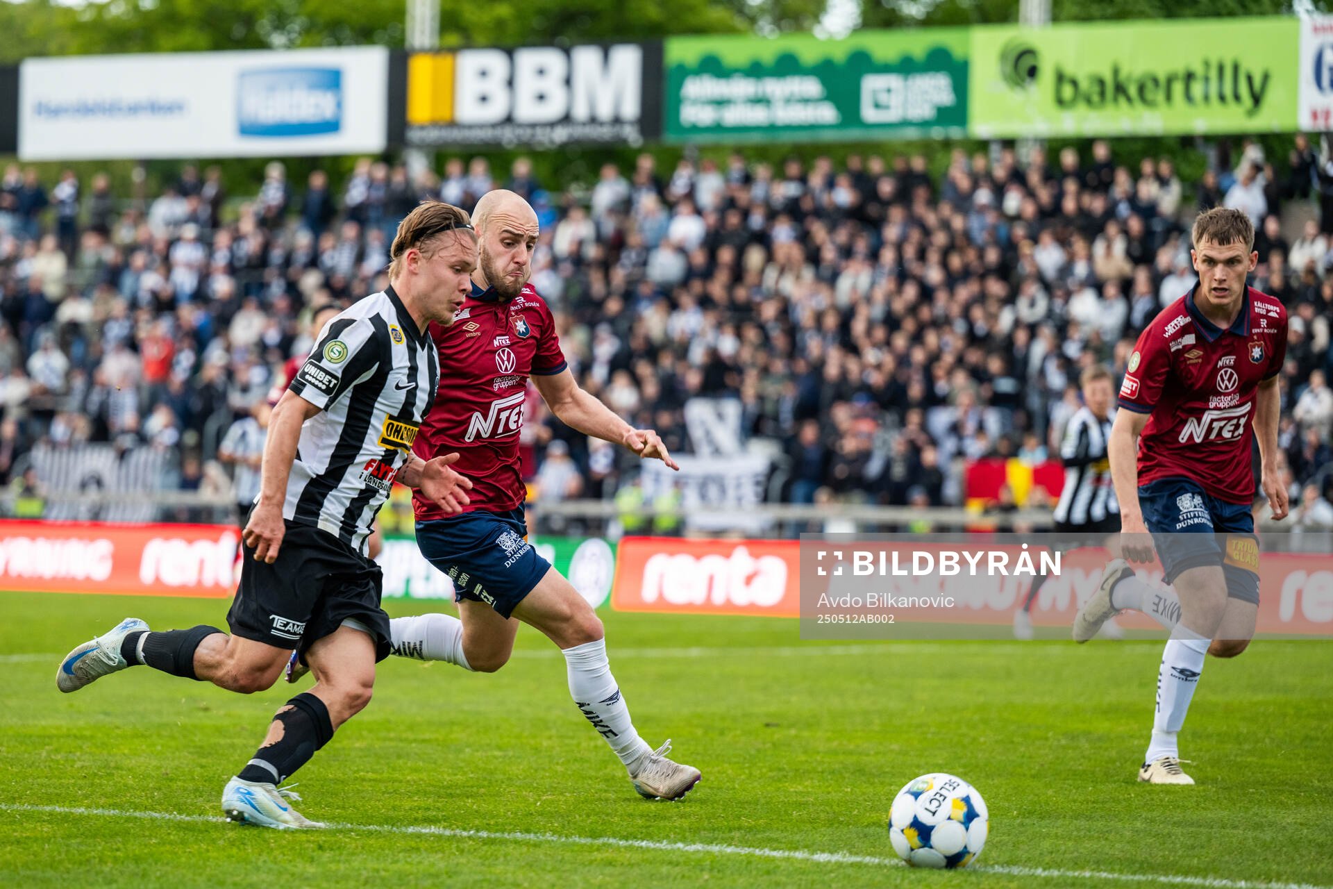 Landskronas Vincent Sundberg och Örgrytes Amel Mujanic under fotbollsmatchen i Superettan mellan Landskrona och Örgryte den 12 maj 2025 i Landskrona.