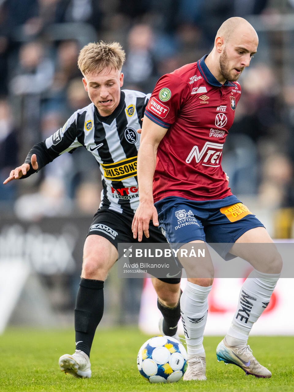 Landskronas Constantino Capotondi och Örgrytes Amel Mujanic under fotbollsmatchen i Superettan mellan Landskrona och Örgryte den 12 maj 2025 i Landskrona.