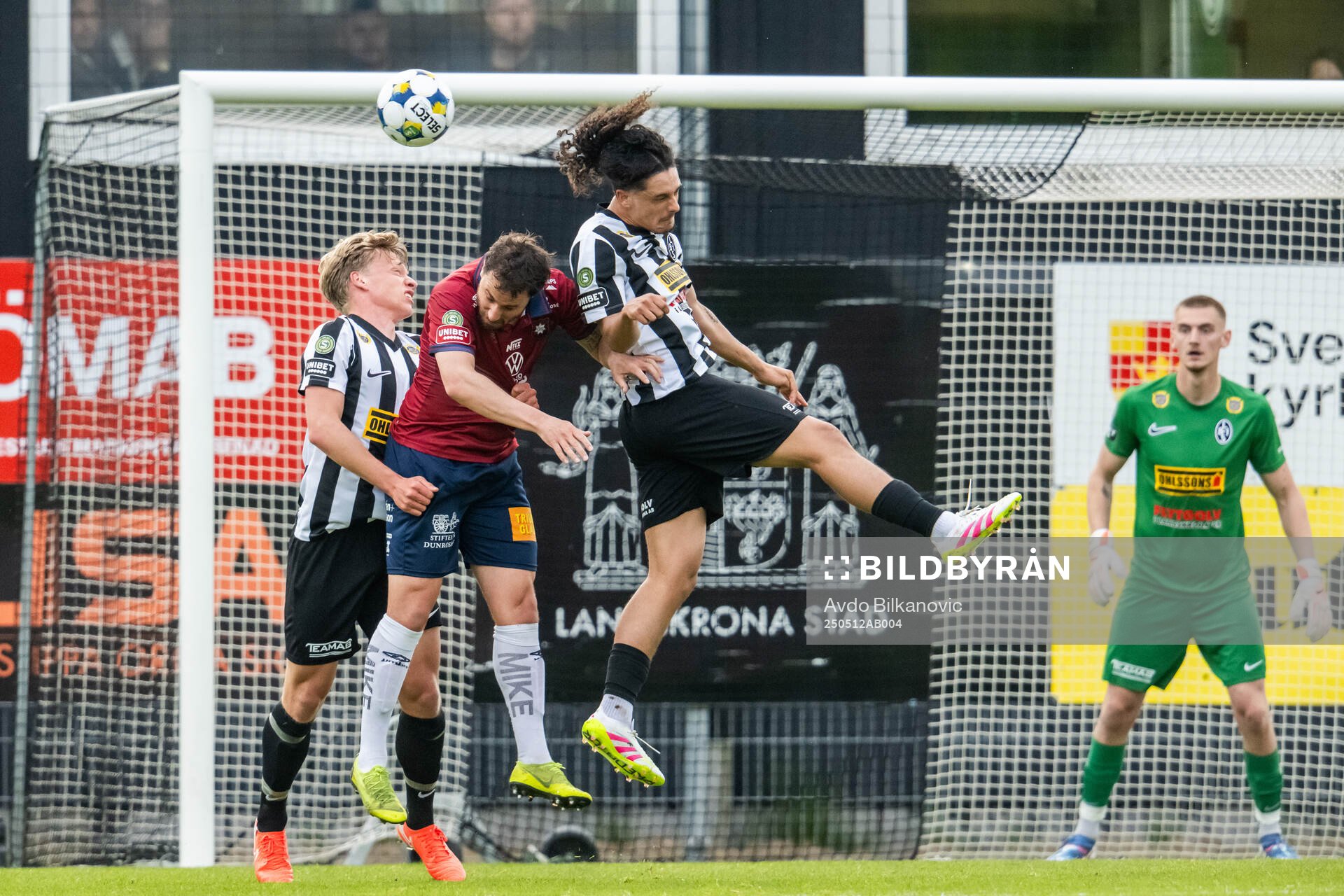 Landskronas André Alvarez Perez och Örgrytes Jonathan Azulay under fotbollsmatchen i Superettan mellan Landskrona och Örgryte den 12 maj 2025 i Landskrona.