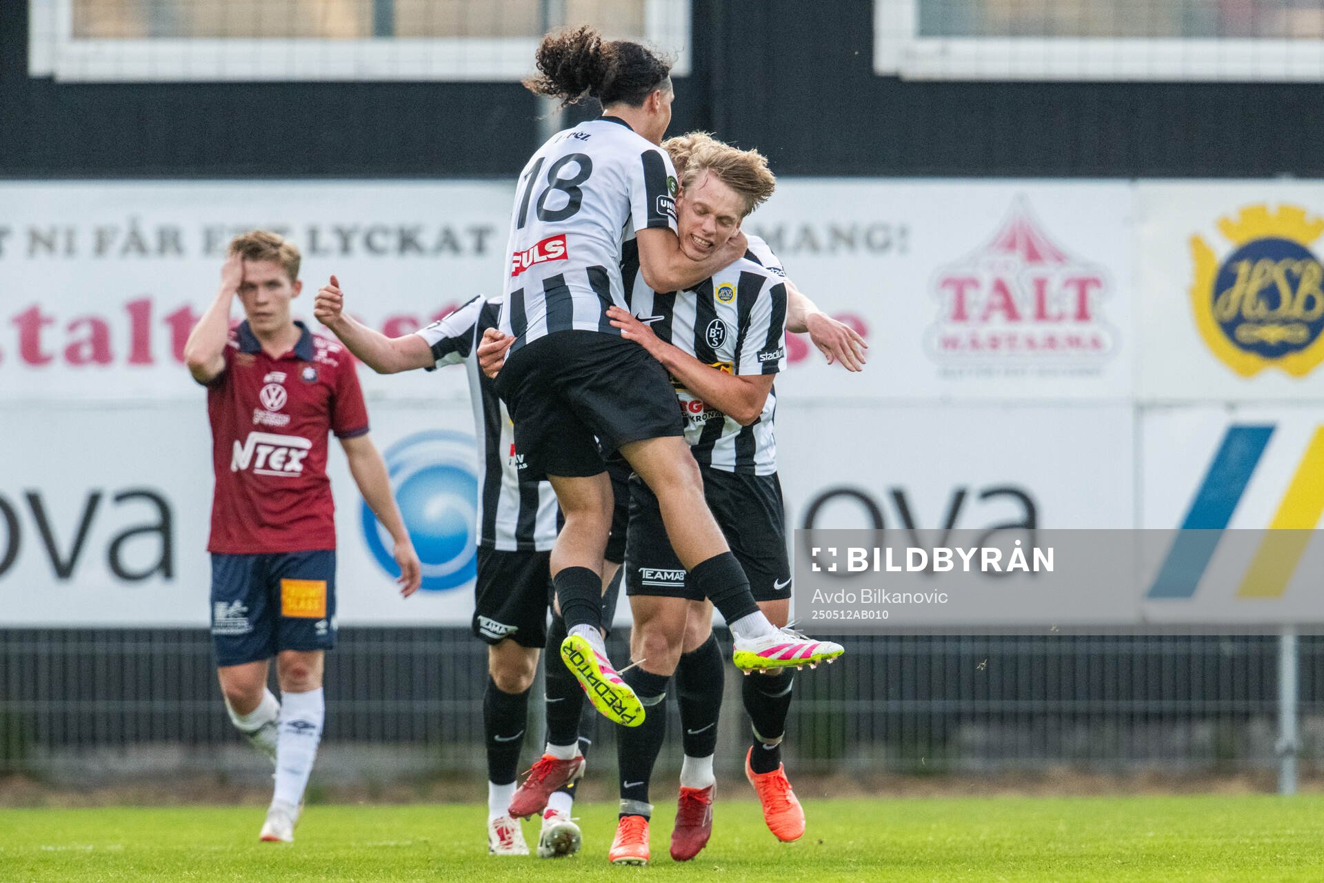 Landskronas Gustaf Bruzelius och André Alvarez Perez jublar efter 1-1 under fotbollsmatchen i Superettan mellan Landskrona och Örgryte den 12 maj 2025 i Landskrona.
