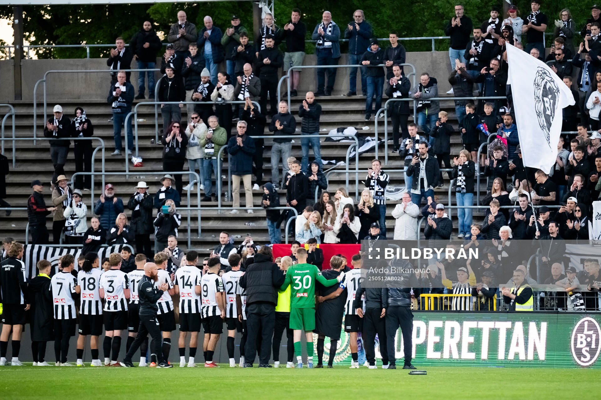 Landskronas spelare tackar publiken efter slutsignalen under fotbollsmatchen i Superettan mellan Landskrona och Örgryte den 12 maj 2025 i Landskrona.