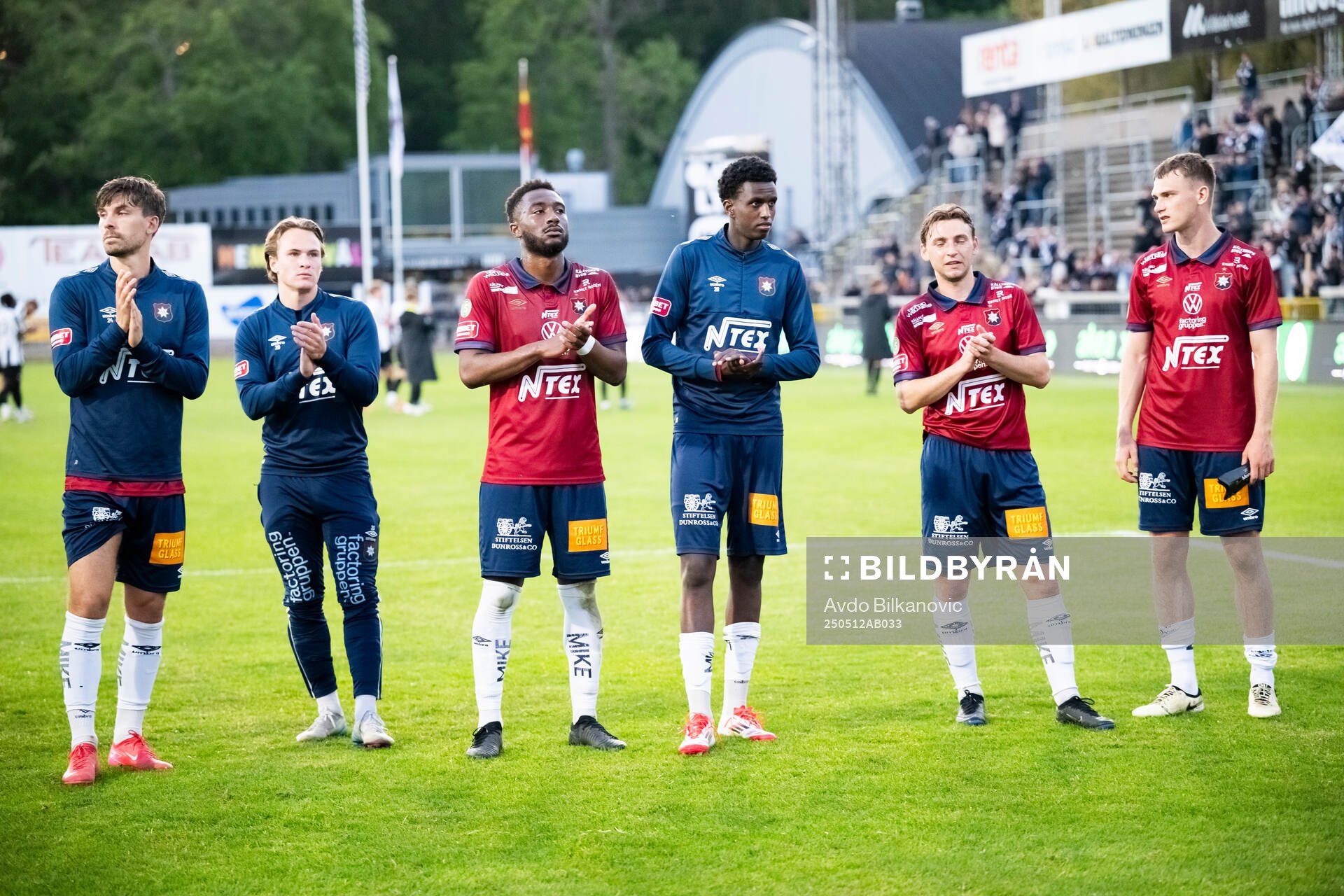 Örgrytes spelare efter slutsignalen under fotbollsmatchen i Superettan mellan Landskrona och Örgryte den 12 maj 2025 i Landskrona. 