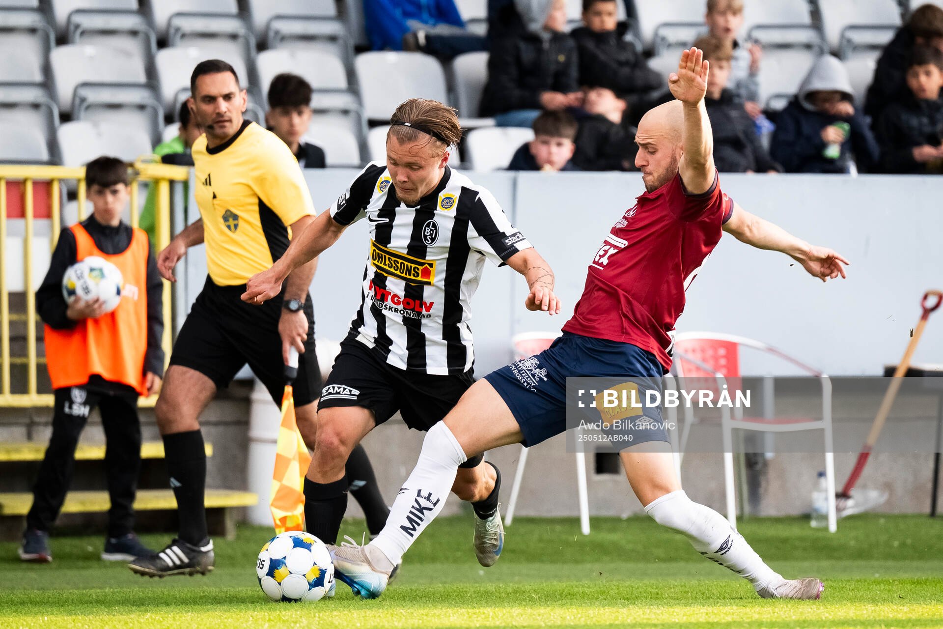 Landskronas Vincent Sundberg och Örgrytes Amel Mujanic under fotbollsmatchen i Superettan mellan Landskrona och Örgryte den 12 maj 2025 i Landskrona.