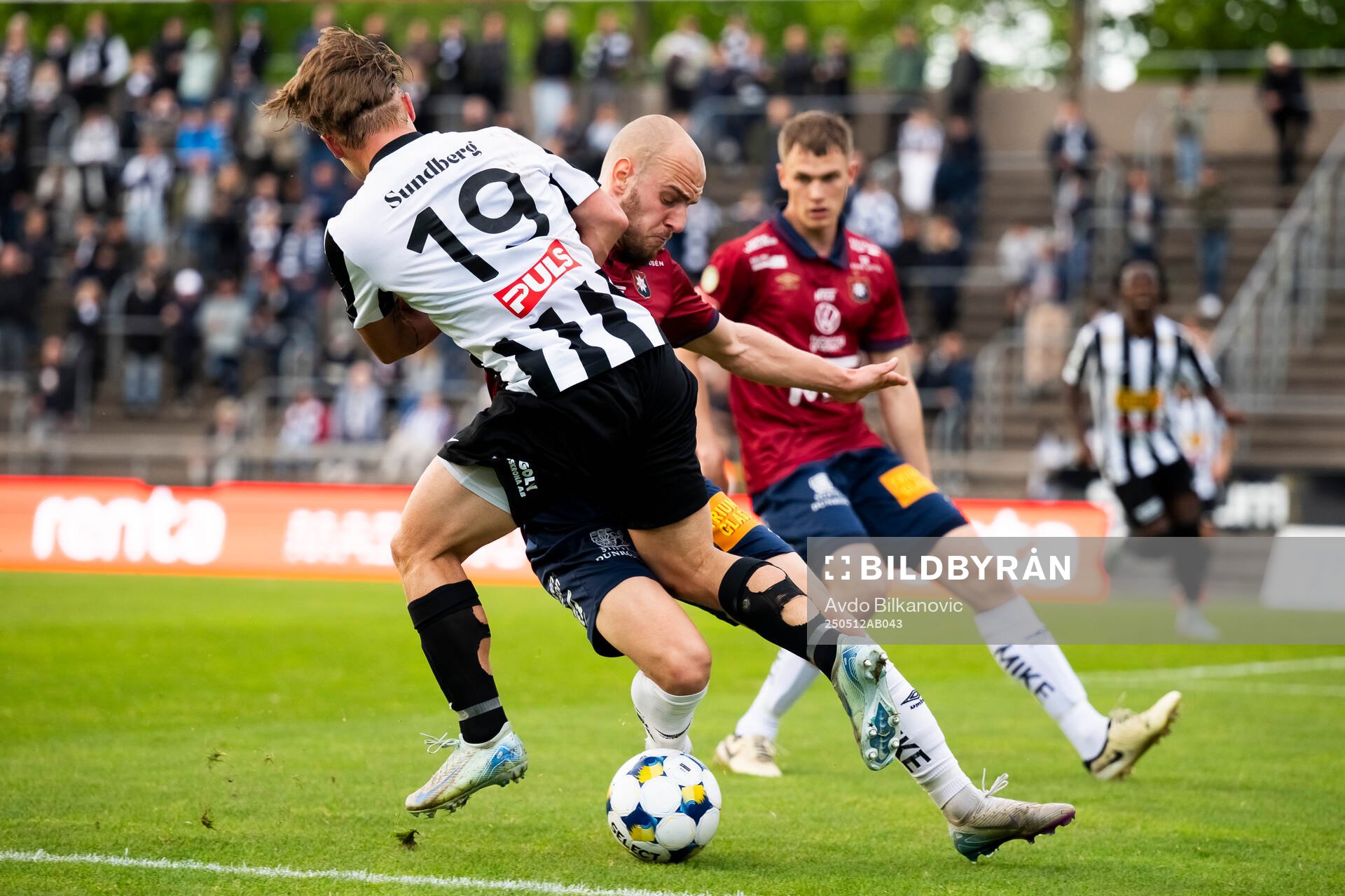 Landskronas Vincent Sundberg och Örgrytes Amel Mujanic under fotbollsmatchen i Superettan mellan Landskrona och Örgryte den 12 maj 2025 i Landskrona.