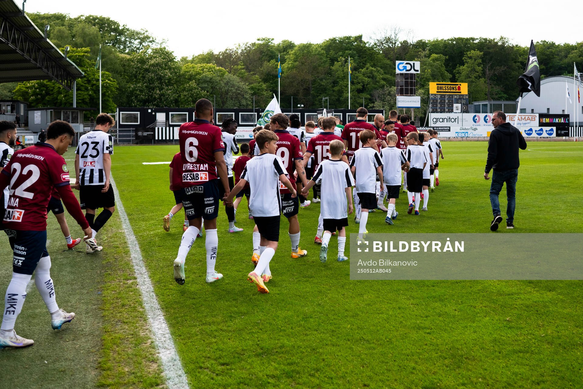 Landskronas och Örgrytes spelare gör entré
