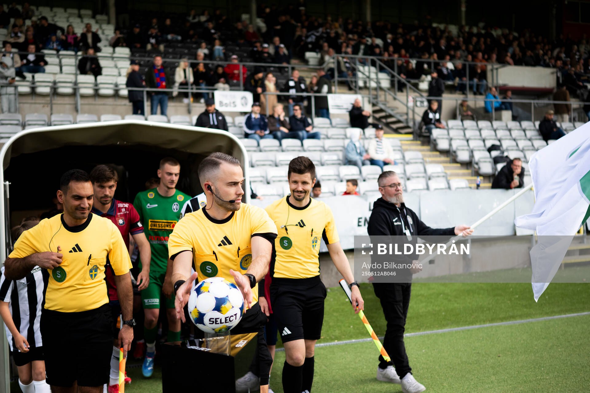 Domare Jasmin Svraka, assisterande domare Mark Josef och assisterande domare Robert Nyberg under fotbollsmatchen i Superettan mellan Landskrona och Örgryte den 12 maj 2025 i Landskrona.
