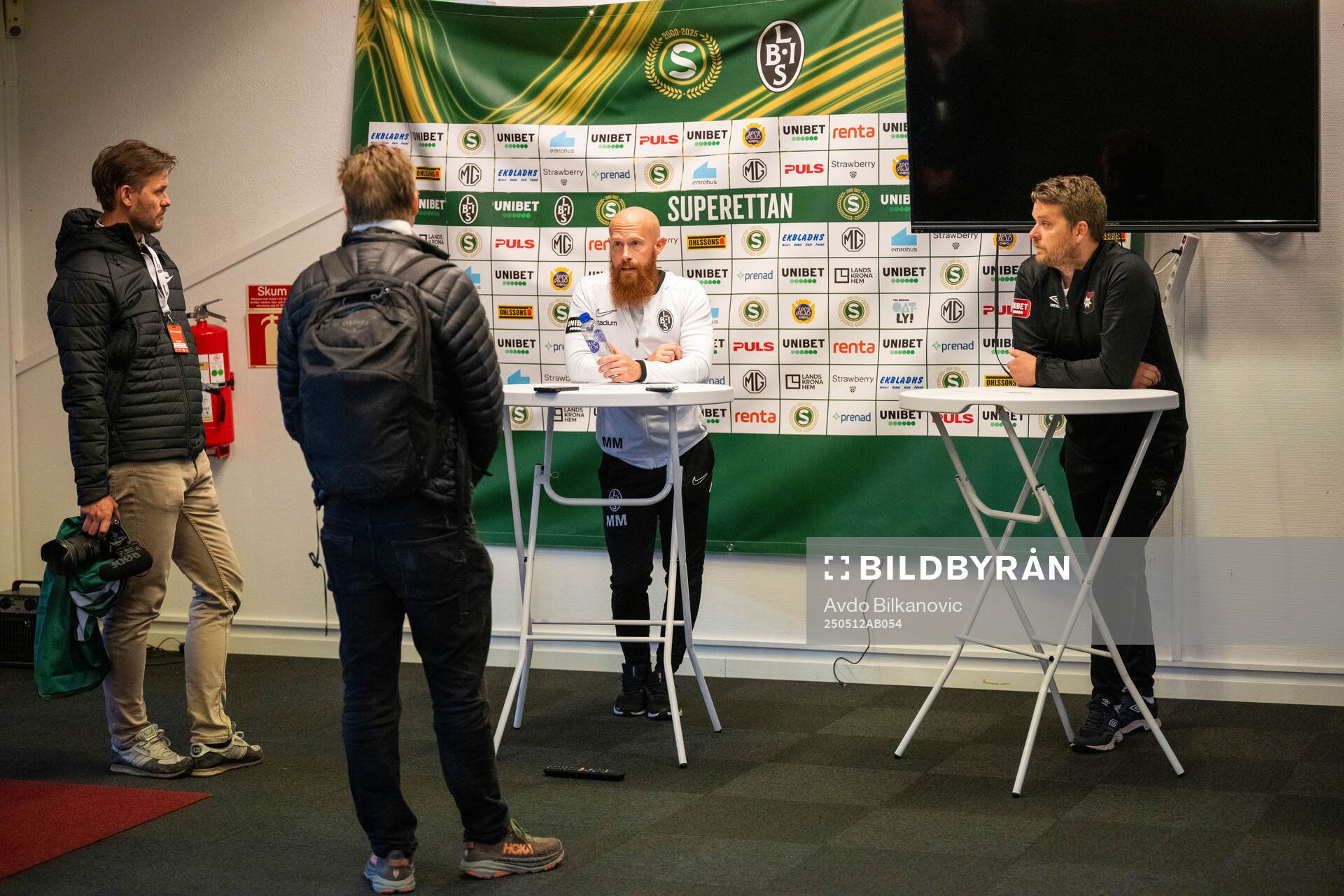 Landskronas tränare Max Mölder och Örgrytes tränare Andreas Holmberg under fotbollsmatchen i Superettan mellan Landskrona och Örgryte den 12 maj 2025 i Landskrona.