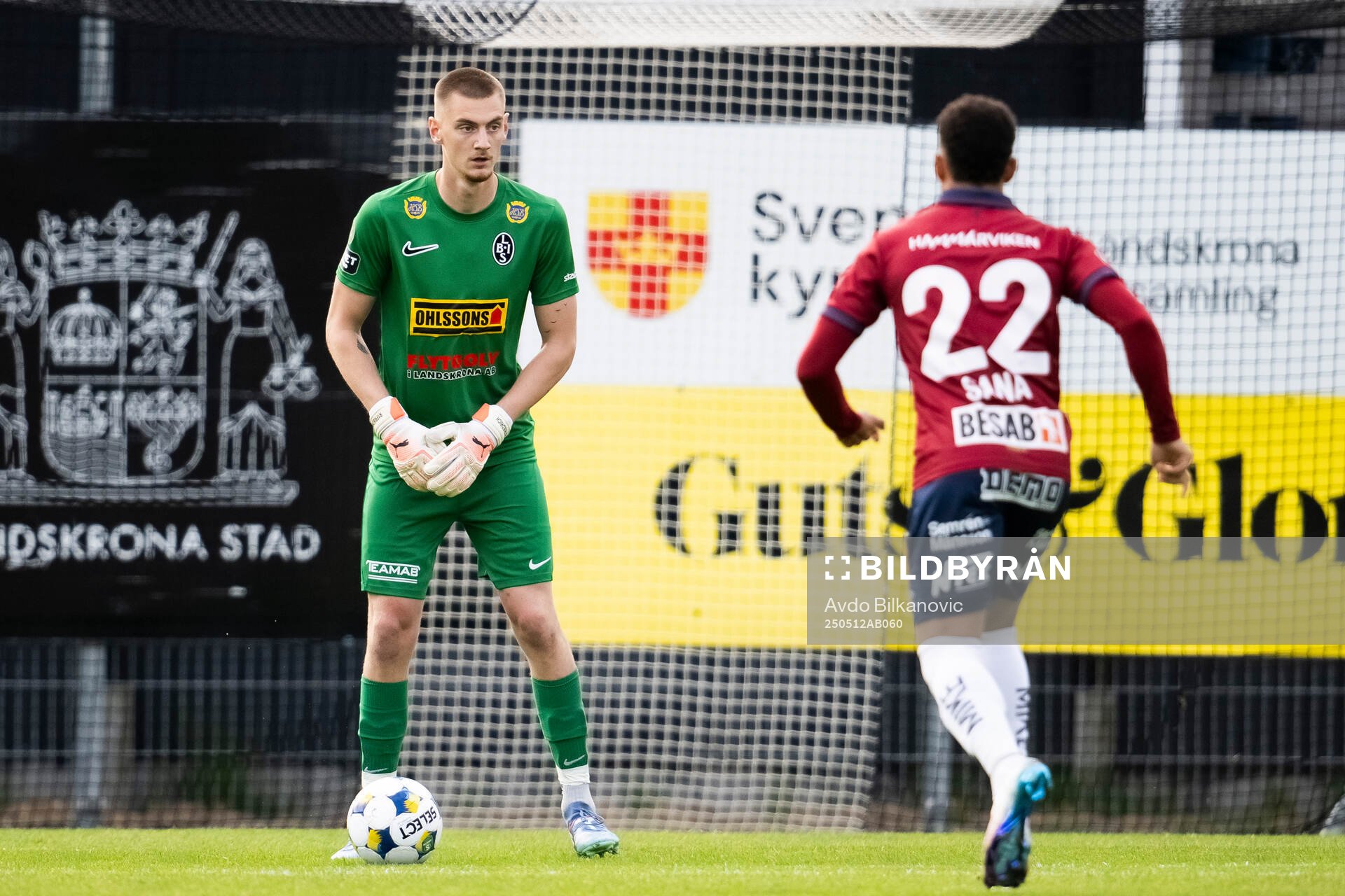 Landskronas målvakt Marcus Pettersson under fotbollsmatchen i Superettan mellan Landskrona och Örgryte den 12 maj 2025 i Landskrona. 