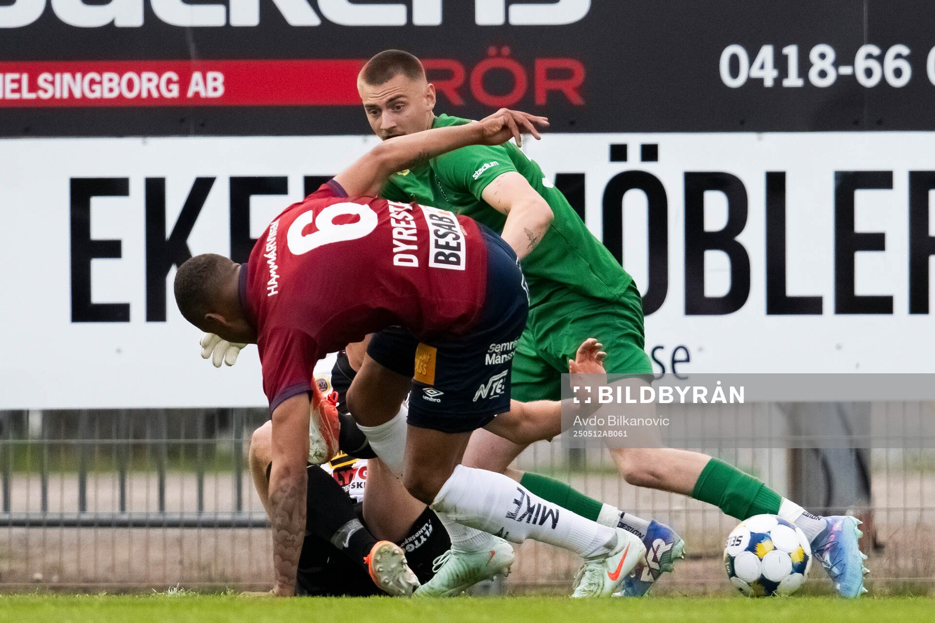 Landskronas målvakt Marcus Pettersson och Gustaf Bruzelius mot Örgrytes Mikael Dyrestam under fotbollsmatchen i Superettan mellan Landskrona och Örgryte den 12 maj 2025 i Landskrona.