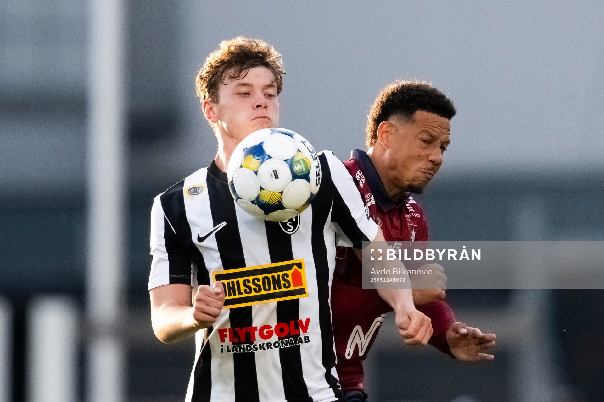 Landskronas Max Nilsson och Örgrytes Tobias Sana under fotbollsmatchen i Superettan mellan Landskrona och Örgryte den 12 maj 2025 i Landskrona.