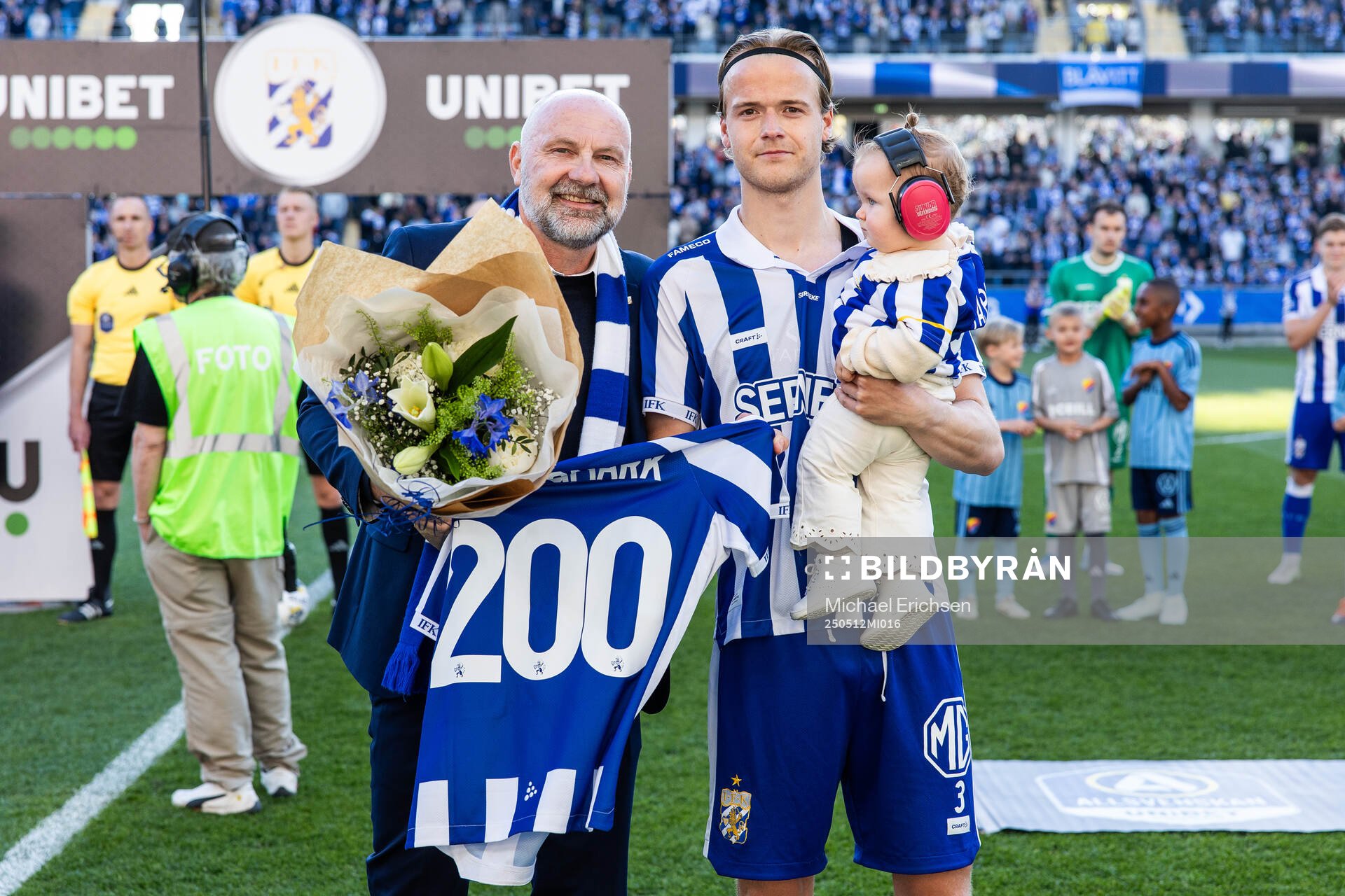 IFK Göteborgs klubbdirektör Håkan Mild lämnar en tröja