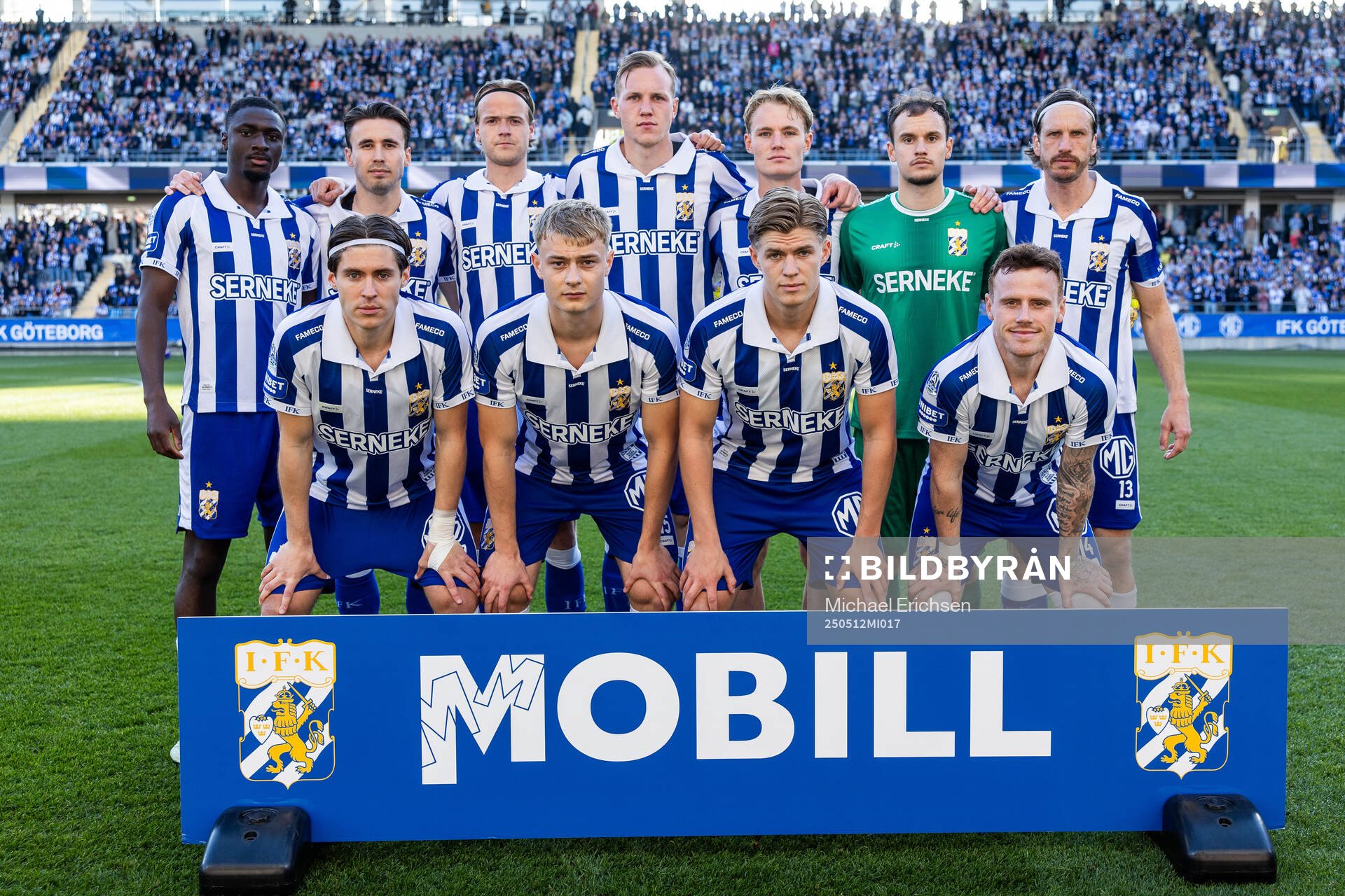 IFK Göteborgs startelva poserar för en bild inför fotbollsmatchen i Allsvenskan mellan IFK Göteborg och Djurgården den 12 maj 2025 i Göteborg. Övre raden från vänster: Imam Jagne, Anders Trondsen, August Erlingmark, Adam Carlén, Max Fenger, målvakt Elis Bishesari och Gustav Svensson. Nedre raden från vänster: Eman Markovic, David Kruse, Felix Eriksson och Tobias Heintz.