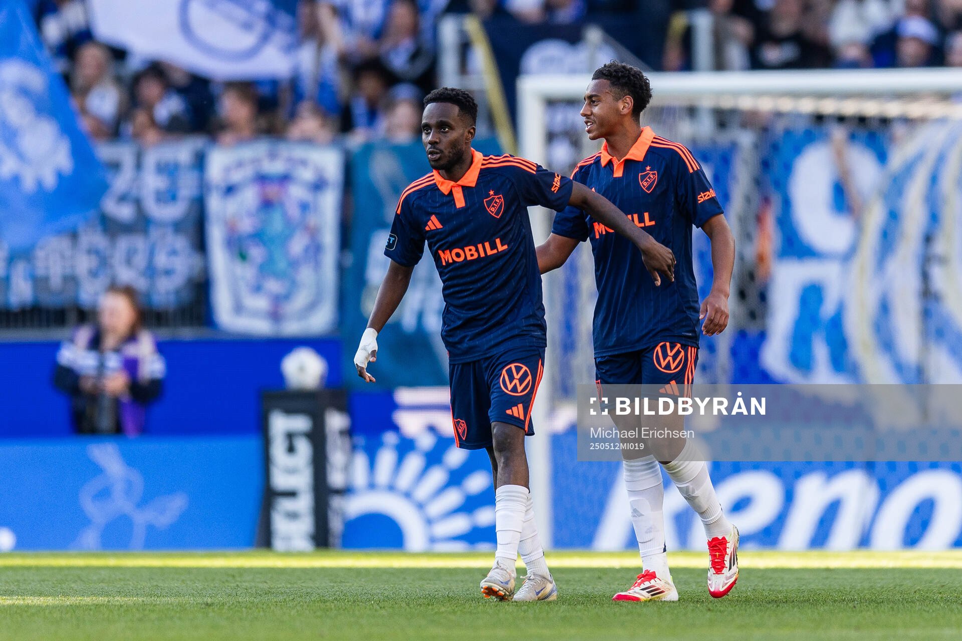 Djurgårdens Tokmac Nguen jublar med Isak Alemayehu Mulugeta efter att han gjort 0-1 under fotbollsmatchen i Allsvenskan mellan IFK Göteborg och Djurgården den 12 maj 2025 i Göteborg.