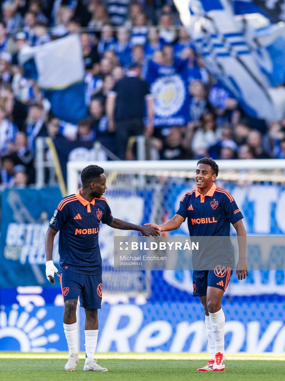 Djurgårdens Tokmac Nguen jublar med Isak Alemayehu Mulugeta efter att han gjort 0-1 under fotbollsmatchen i Allsvenskan mellan IFK Göteborg och Djurgården den 12 maj 2025 i Göteborg.