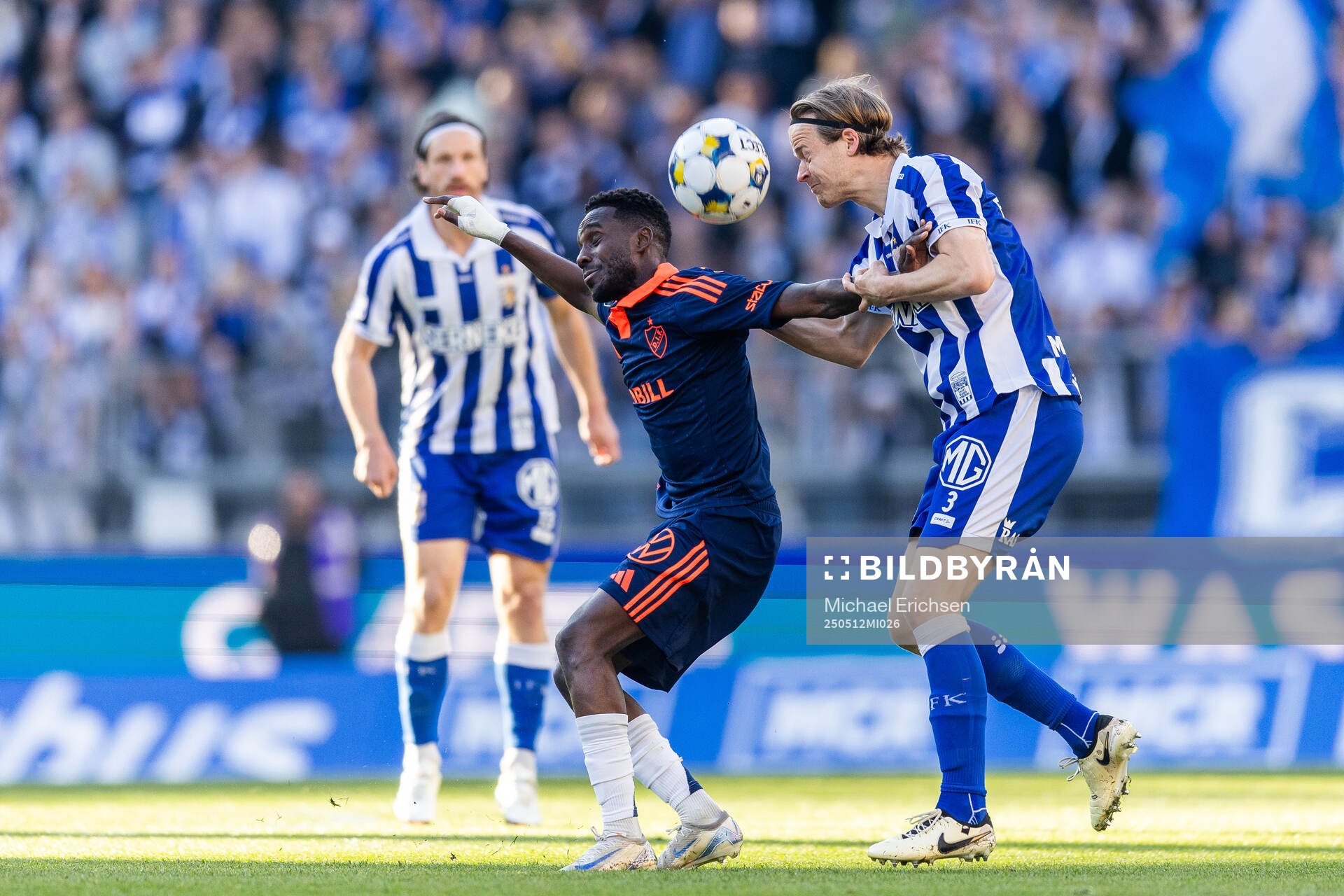 Djurgårdens Tokmac Nguen och IFK Göteborgs August Erlingmark under fotbollsmatchen i Allsvenskan mellan IFK Göteborg och Djurgården den 12 maj 2025 i Göteborg.