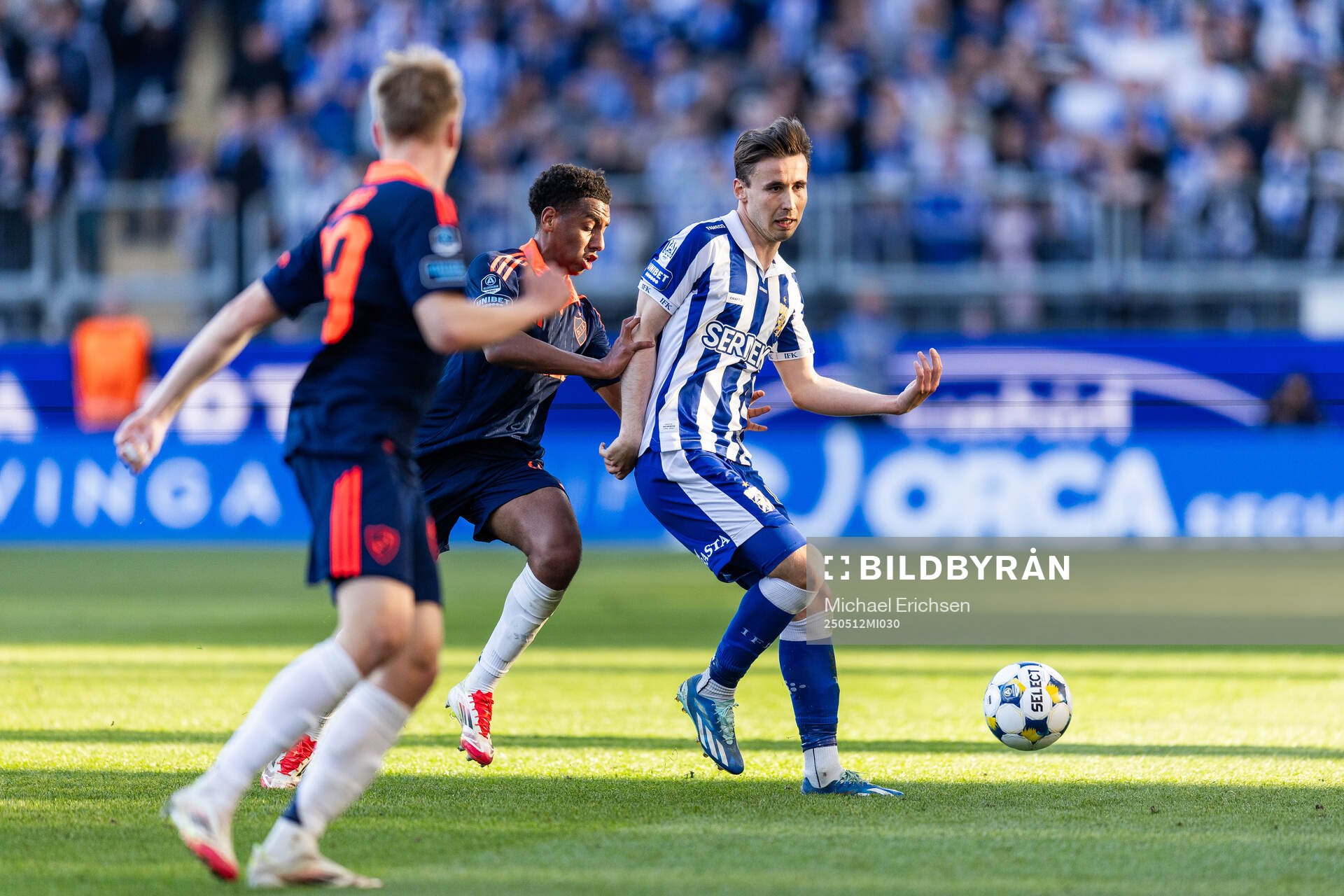 Djurgårdens Isak Alemayehu Mulugeta och IFK Göteborgs Anders Trondsen under fotbollsmatchen i Allsvenskan mellan IFK Göteborg och Djurgården den 12 maj 2025 i Göteborg.