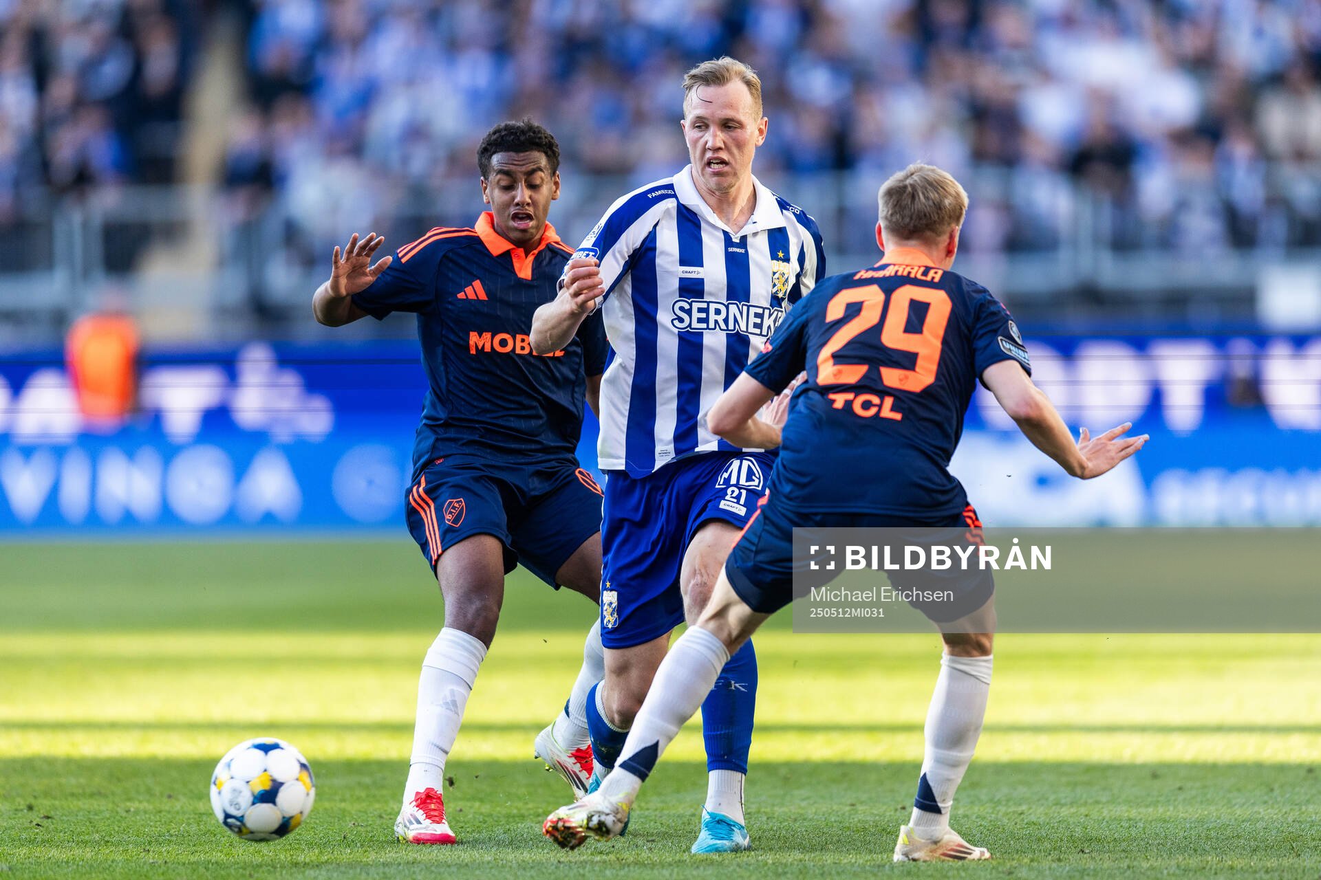 Djurgårdens Isak Alemayehu Mulugeta och IFK Göteborgs Adam Carlén under fotbollsmatchen i Allsvenskan mellan IFK Göteborg och Djurgården den 12 maj 2025 i Göteborg.