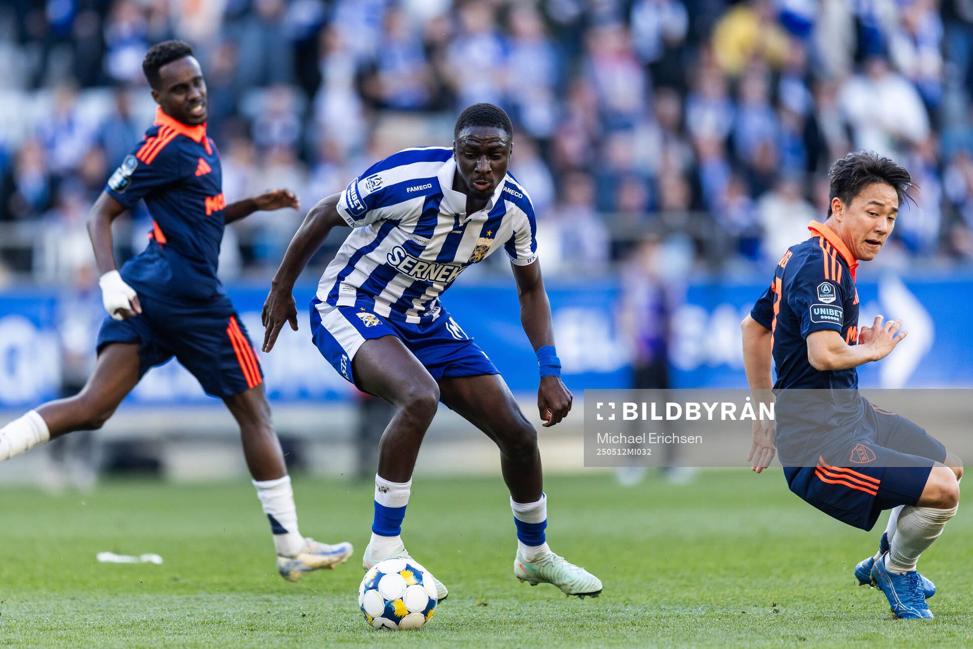 IFK Göteborgs Imam Jagne och Djurgårdens Keita Kosugi under fotbollsmatchen i Allsvenskan mellan IFK Göteborg och Djurgården den 12 maj 2025 i Göteborg.
