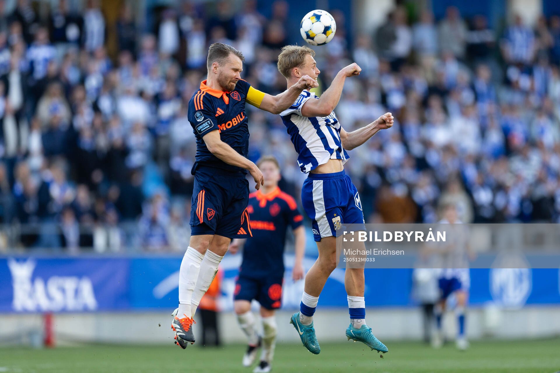 Djurgårdens Jacob Une och IFK Göteborgs Max Fenger under fotbollsmatchen i Allsvenskan mellan IFK Göteborg och Djurgården den 12 maj 2025 i Göteborg.