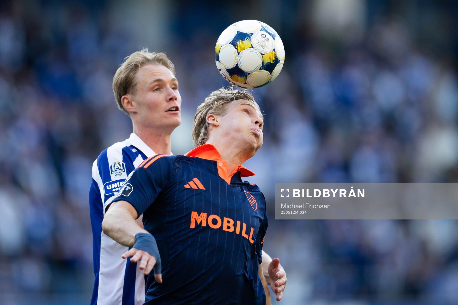 IFK Göteborgs Max Fenger och Djurgårdens Theo Bergvall under fotbollsmatchen i Allsvenskan mellan IFK Göteborg och Djurgården den 12 maj 2025 i Göteborg.