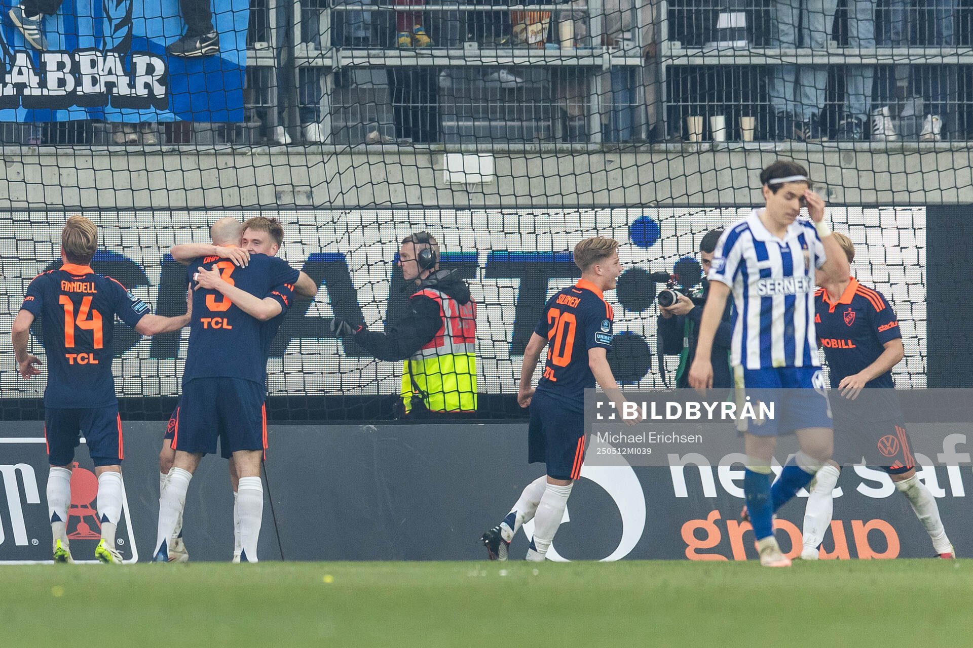 Djurgårdens Santeri Haarala jublar med Marcus Danielson efter 1-2 under fotbollsmatchen i Allsvenskan mellan IFK Göteborg och Djurgården den 12 maj 2025 i Göteborg.