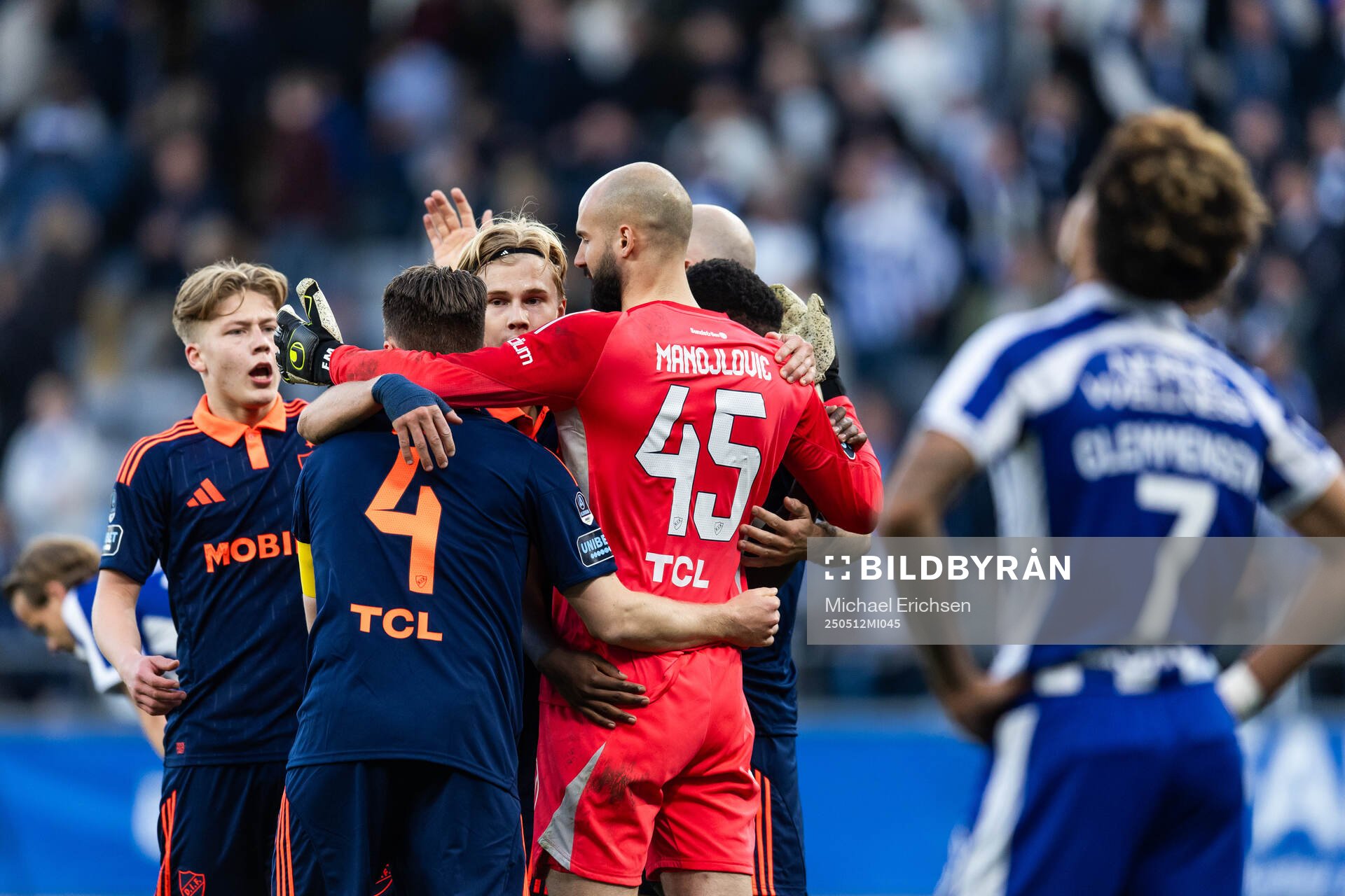 Djurgårdens Jacob Une och målvakt Filip Manojlovic jublar