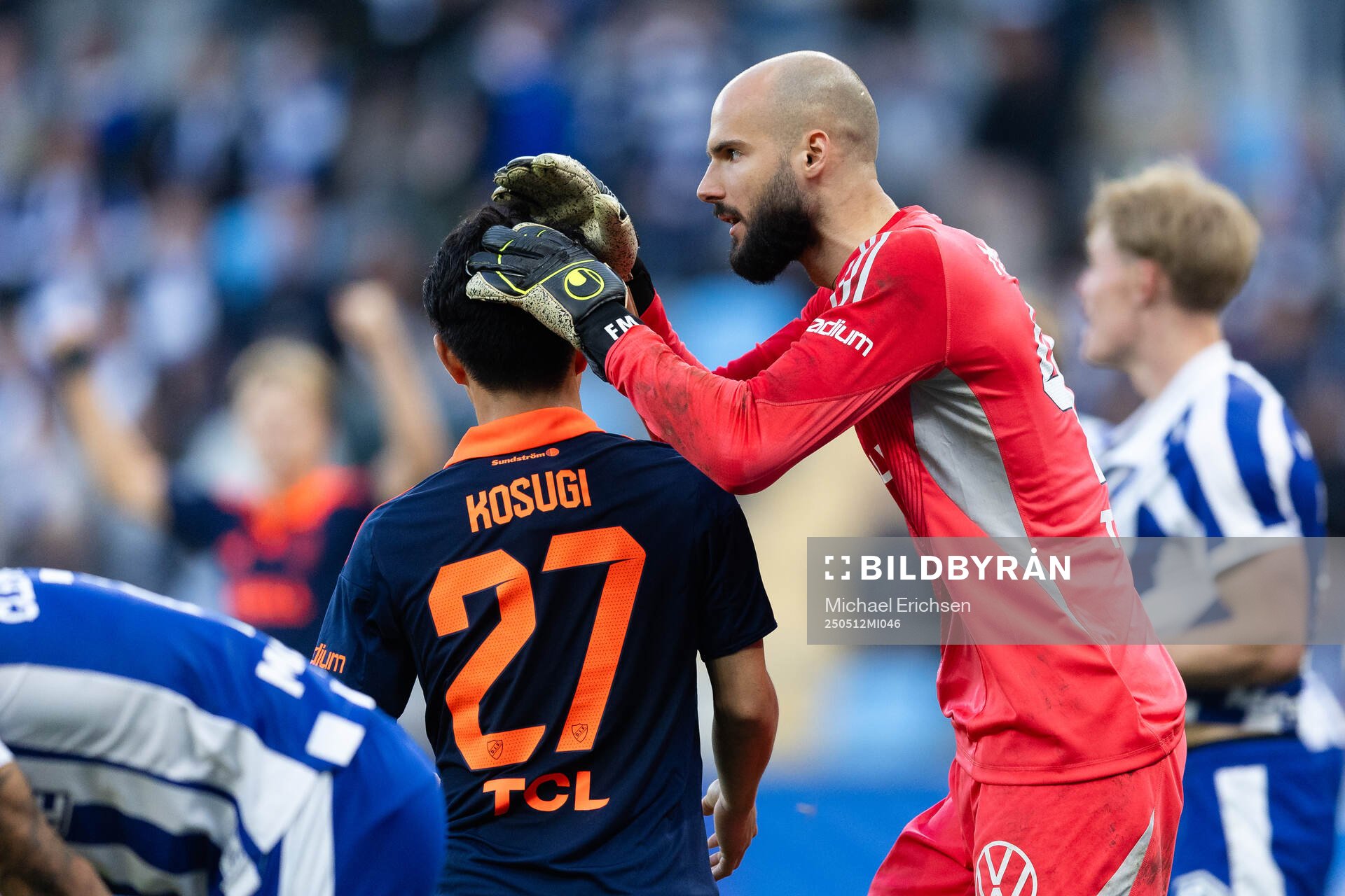 Djurgårdens målvakt Filip Manojlovic och Keita Kosugi jublar efter fotbollsmatchen i Allsvenskan mellan IFK Göteborg och Djurgården den 12 maj 2025 i Göteborg.