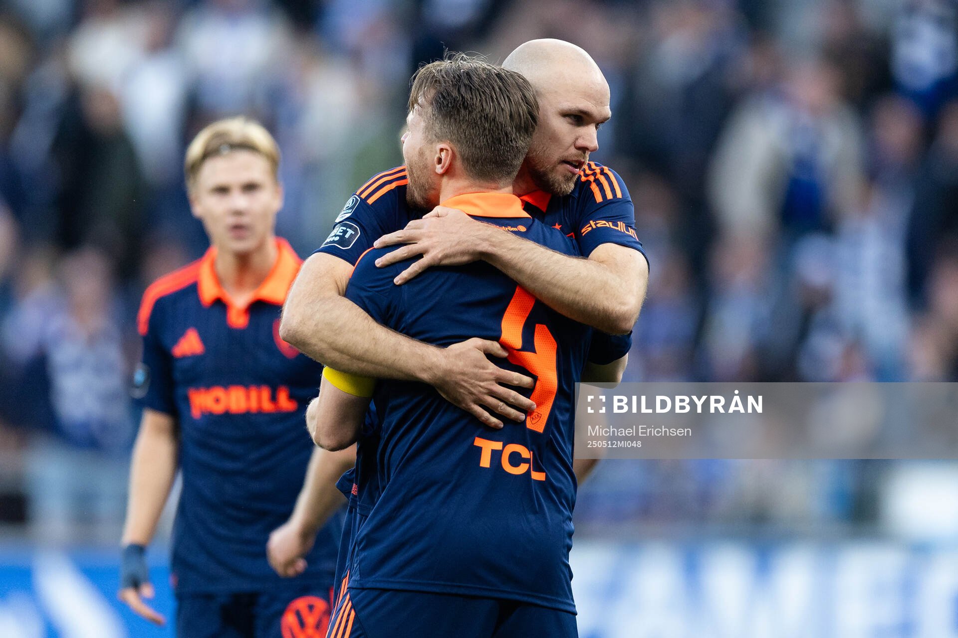 Djurgårdens Jacob Une och Marcus Danielson jublar efter fotbollsmatchen i Allsvenskan mellan IFK Göteborg och Djurgården den 12 maj 2025 i Göteborg.