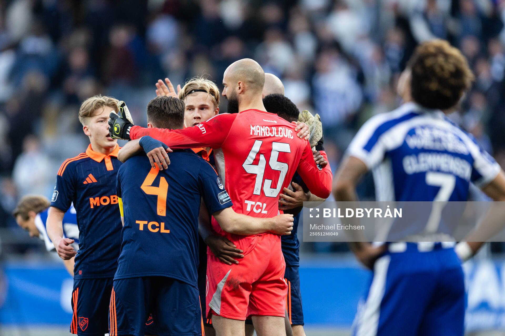 Djurgårdens spelare jublar efter fotbollsmatchen i Allsvenskan mellan IFK Göteborg och Djurgården den 12 maj 2025 i Göteborg. 