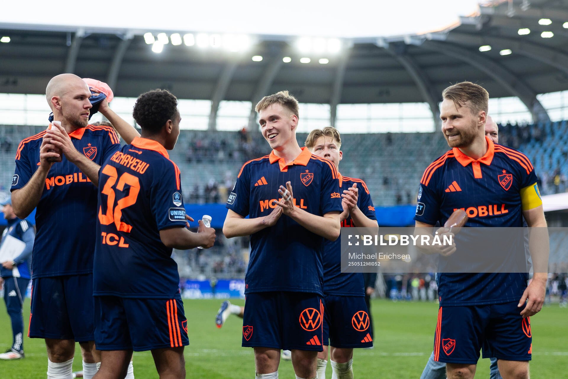 Djurgårdens spelare jublar efter fotbollsmatchen i Allsvenskan mellan IFK Göteborg och Djurgården den 12 maj 2025 i Göteborg. 