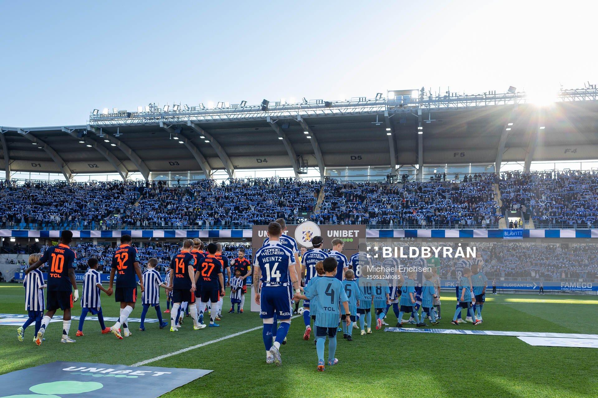 Lagen på väg in för line up inför fotbollsmatchen i Allsvenskan mellan IFK Göteborg och Djurgården den 12 maj 2025 i Göteborg. 