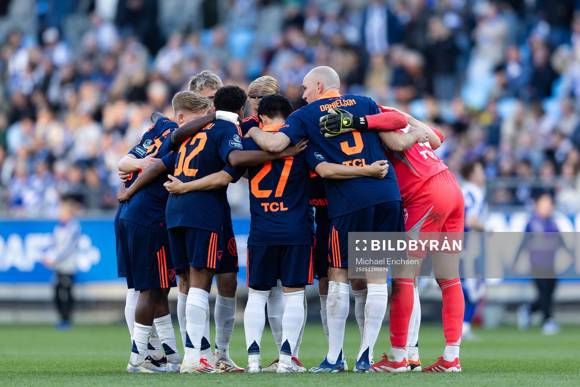 Djurgårdens spelare samlade inför andra halvleken av fotbollsmatchen i Allsvenskan mellan IFK Göteborg och Djurgården den 12 maj 2025 i Göteborg.